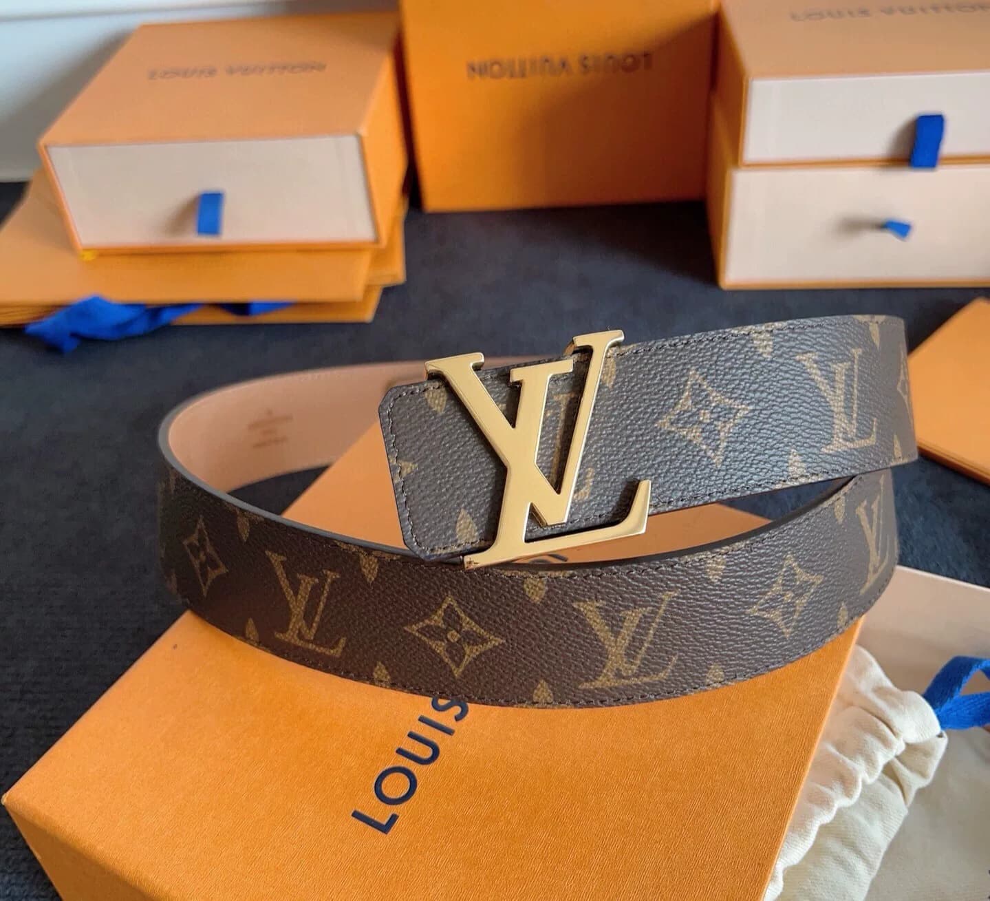 Подлинный мужской кожаный ремень LV Louis Vuitton для продажи в США