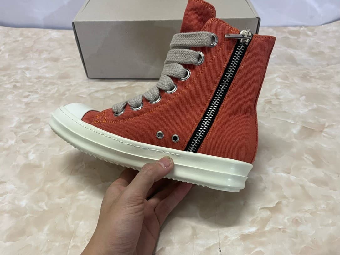 На рынке популярны эксклюзивные модели RICK OWEN main line с высоким верхом из парусины оранжевого и красного цветов, оригинальная молочная основа