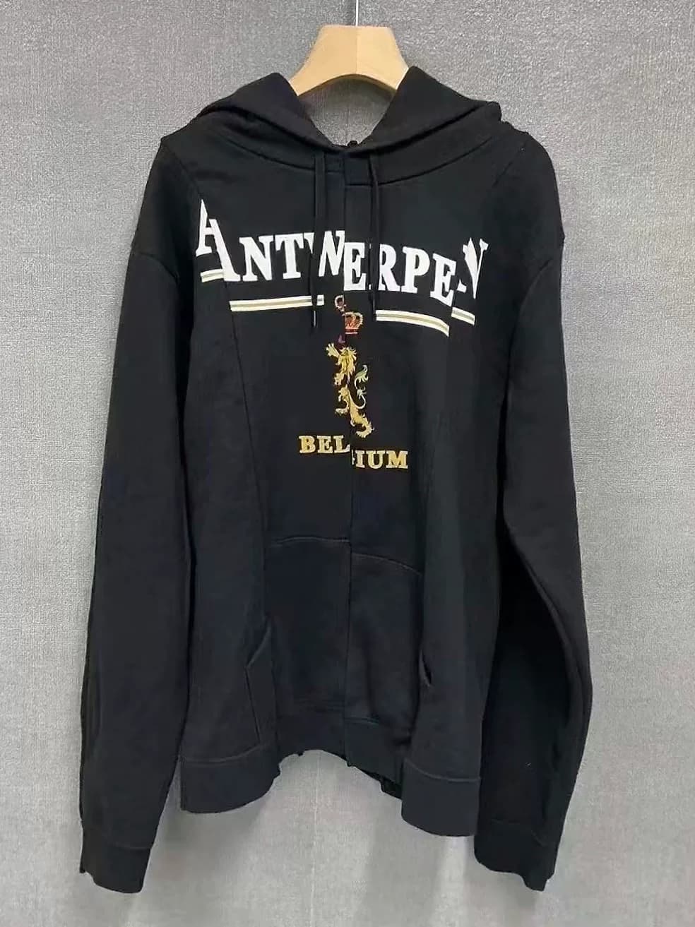 Свитер Vetements AW180 с декорированной строчкой и неуместной вставкой H