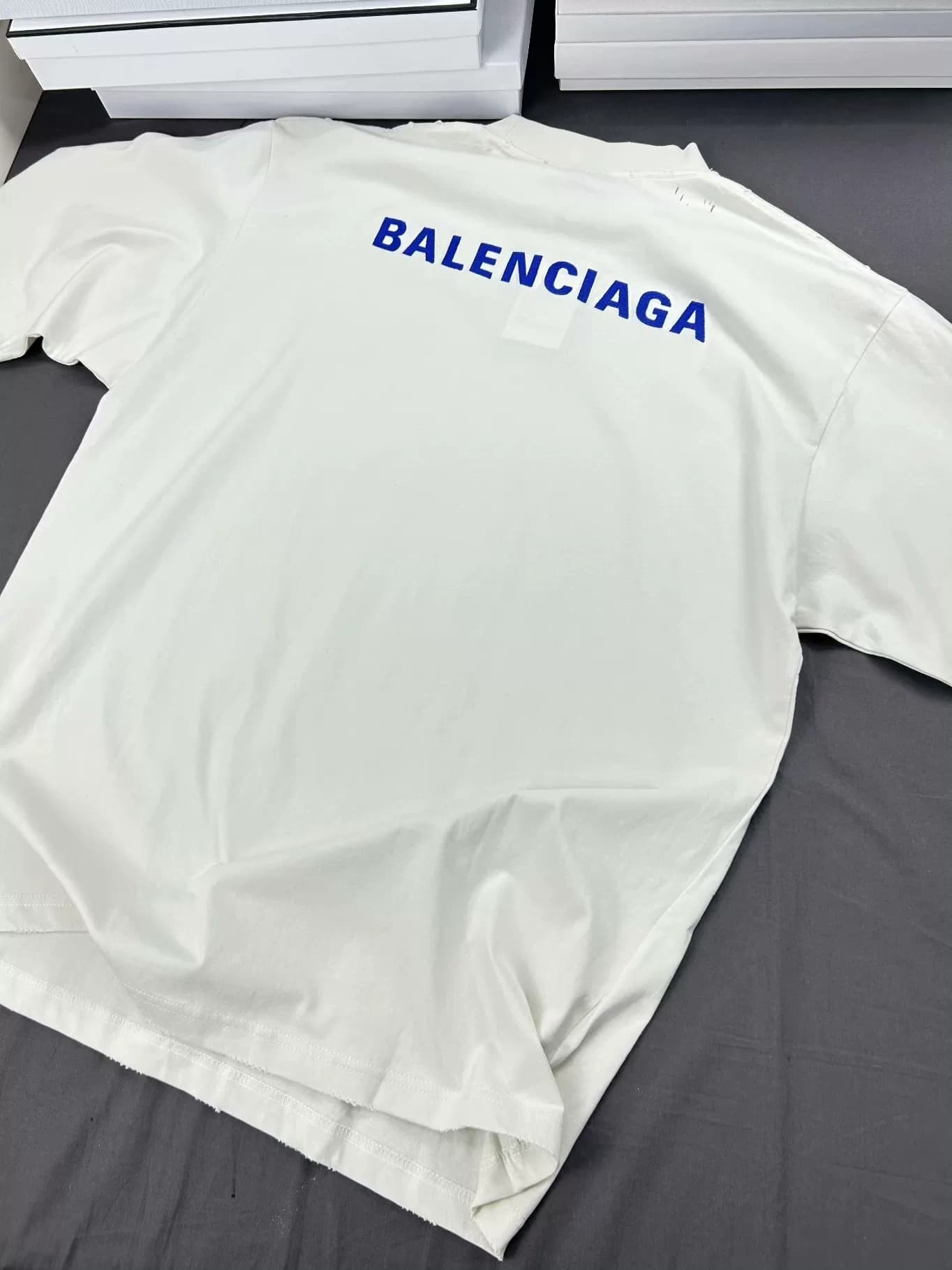 Топовая версия выгодно отличается от футболки Balenciaga Balenciaga с короткими рукавами и вышитыми буквами посередине