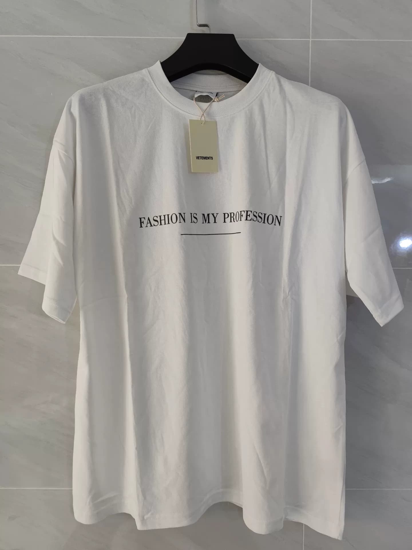 Белая футболка с короткими рукавами VETEMENTS