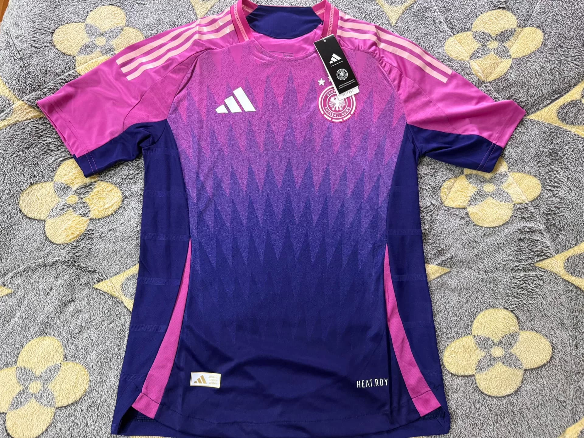 Майка Adidas в версии для болельщиков и игроков на выездном Чемпионате Европы 2024 года в Германии