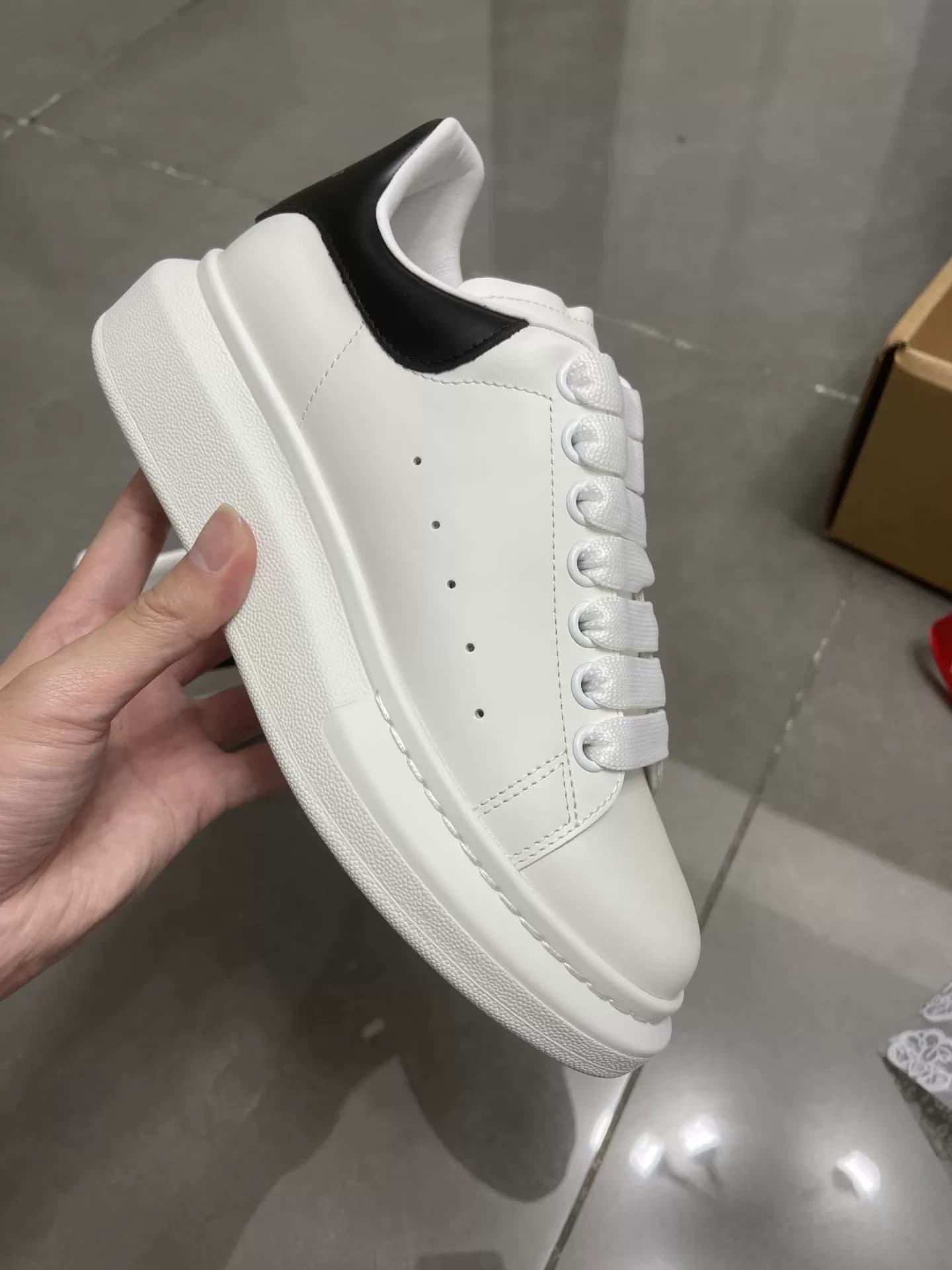 Белые туфли McQueen, черный кожаный хвост, мужская и женская повседневная обувь классической серии на толстой подошве из одной и…