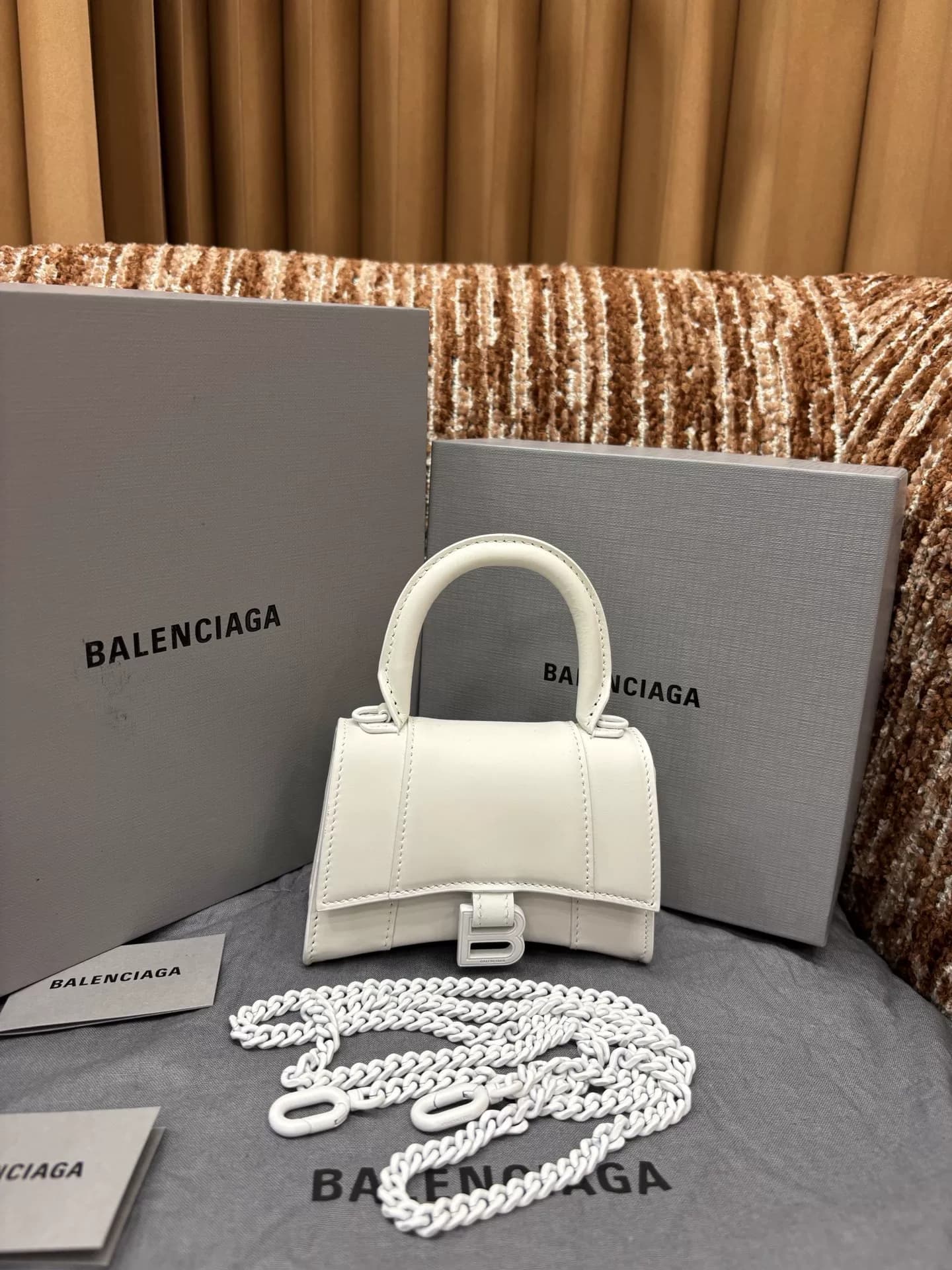 Мини-сумка Balenciaga в виде песочных часов