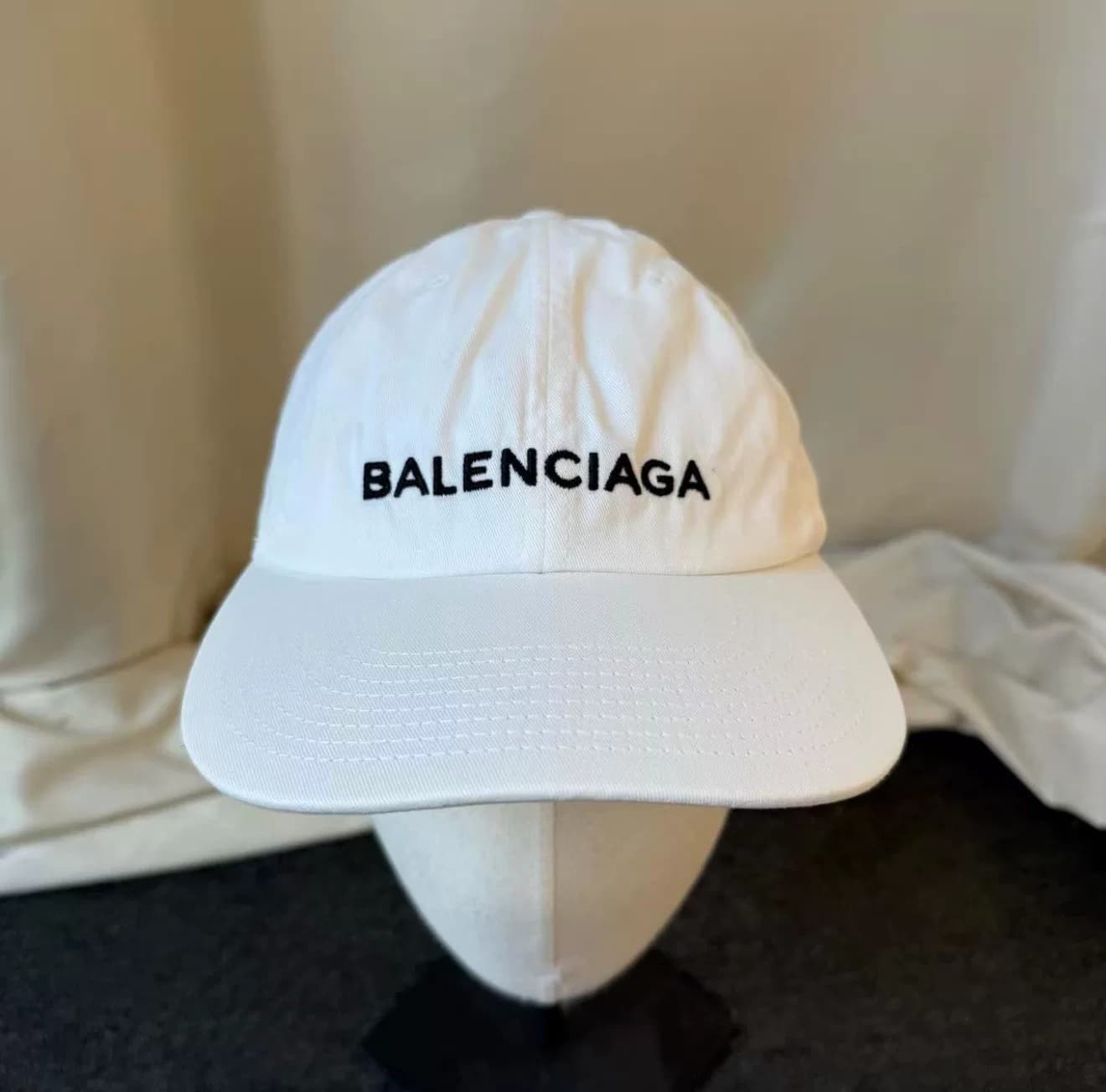 Почти новая кепка Balenciaga от Balenciaga, корпус белый + классический черный