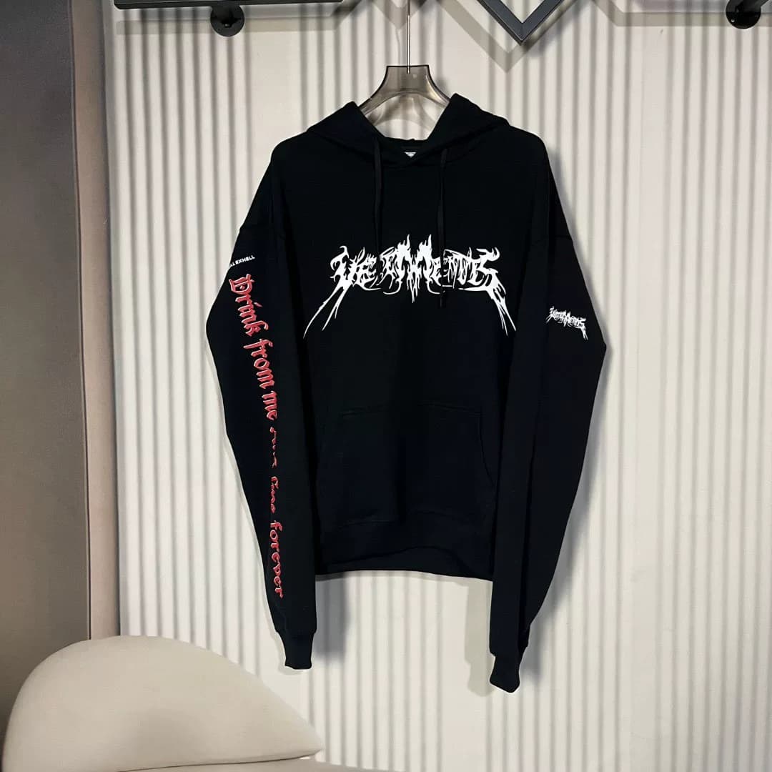 Свитер с пятиконечной звездой от VETEMENTS, 17 осенних и зимних моделей