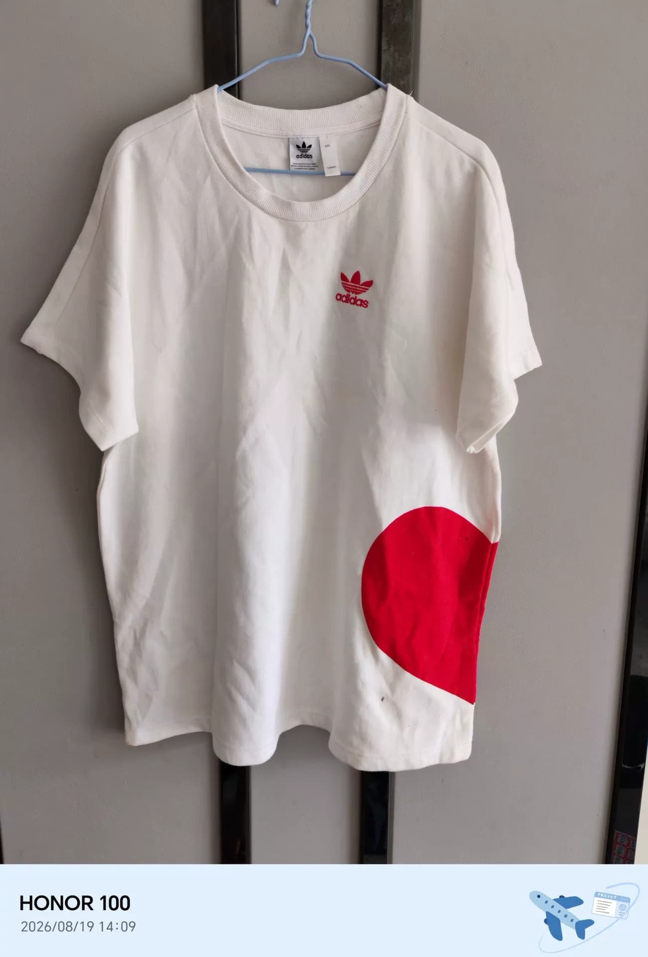 футболка adidas clover с короткими рукавами размера XXL имеет слегка грязноватый принт (см. рисунок).