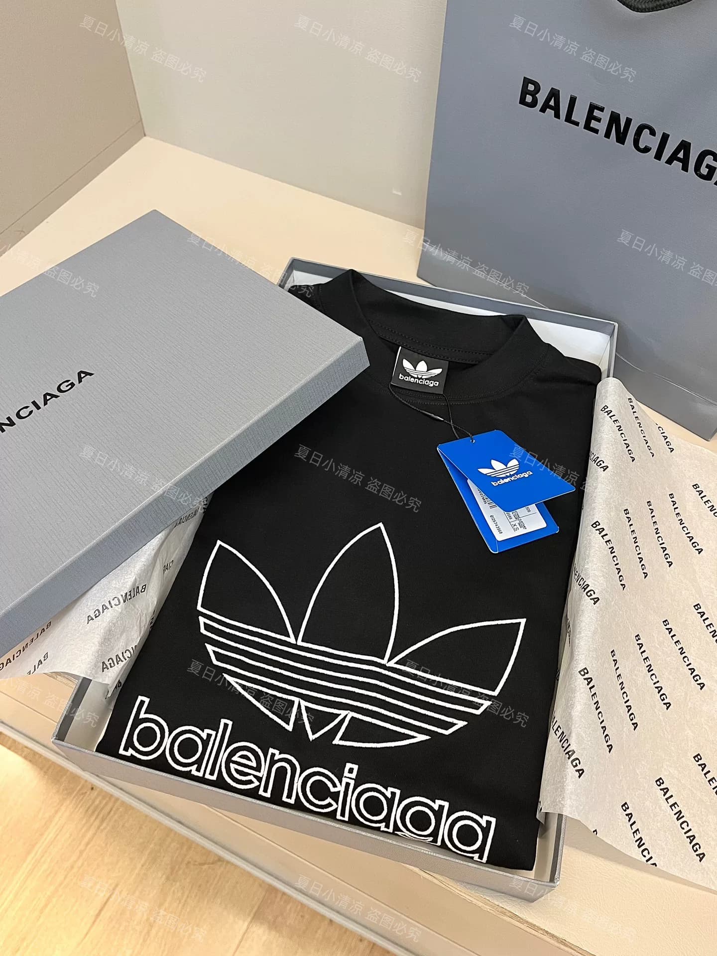 Продаю Balenciaga Парижский дом моды с вышивкой трилистника на круглом вырезе, короткий рукав, с убытком А