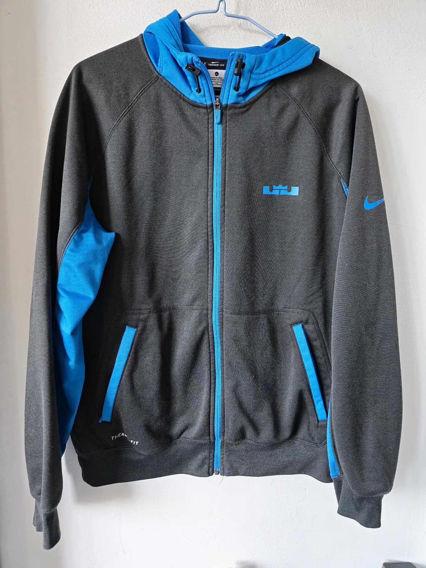 Куртка Nike, мужская, размер xl, подходит для людей весом 140-160 кг, незначительные следы износа