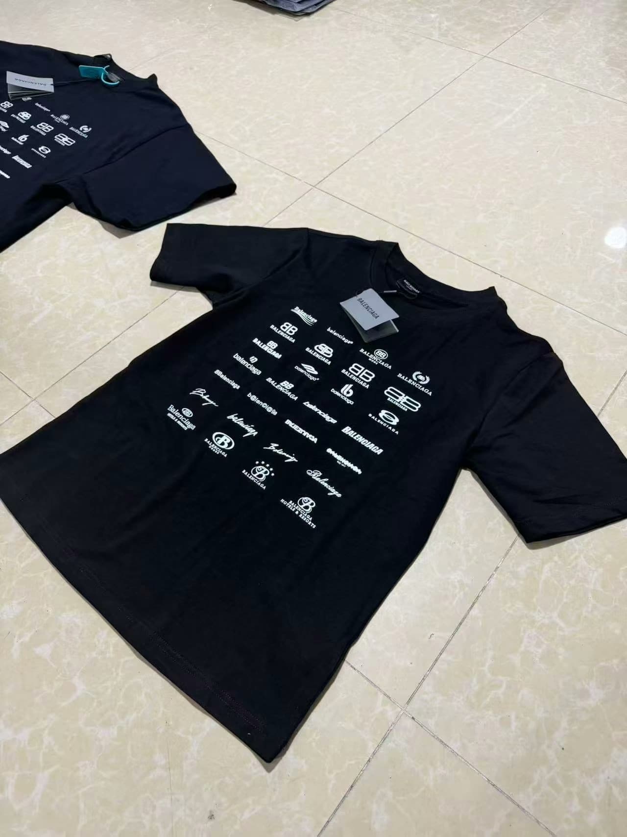 Футболка с полным логотипом Balenciaga и короткими рукавами Balenciaga также продается оптом