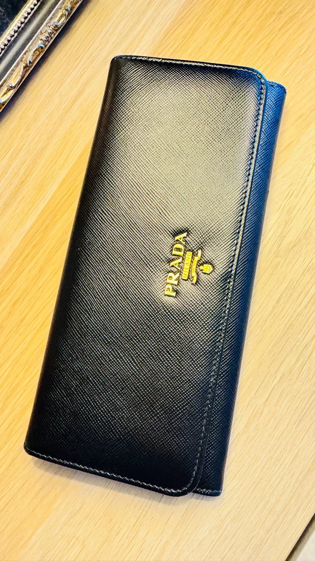 Кошелек Prada, подаренный другом, из воловьей кожи с черным крестом, золотой логотип, удлиненный дизайн.