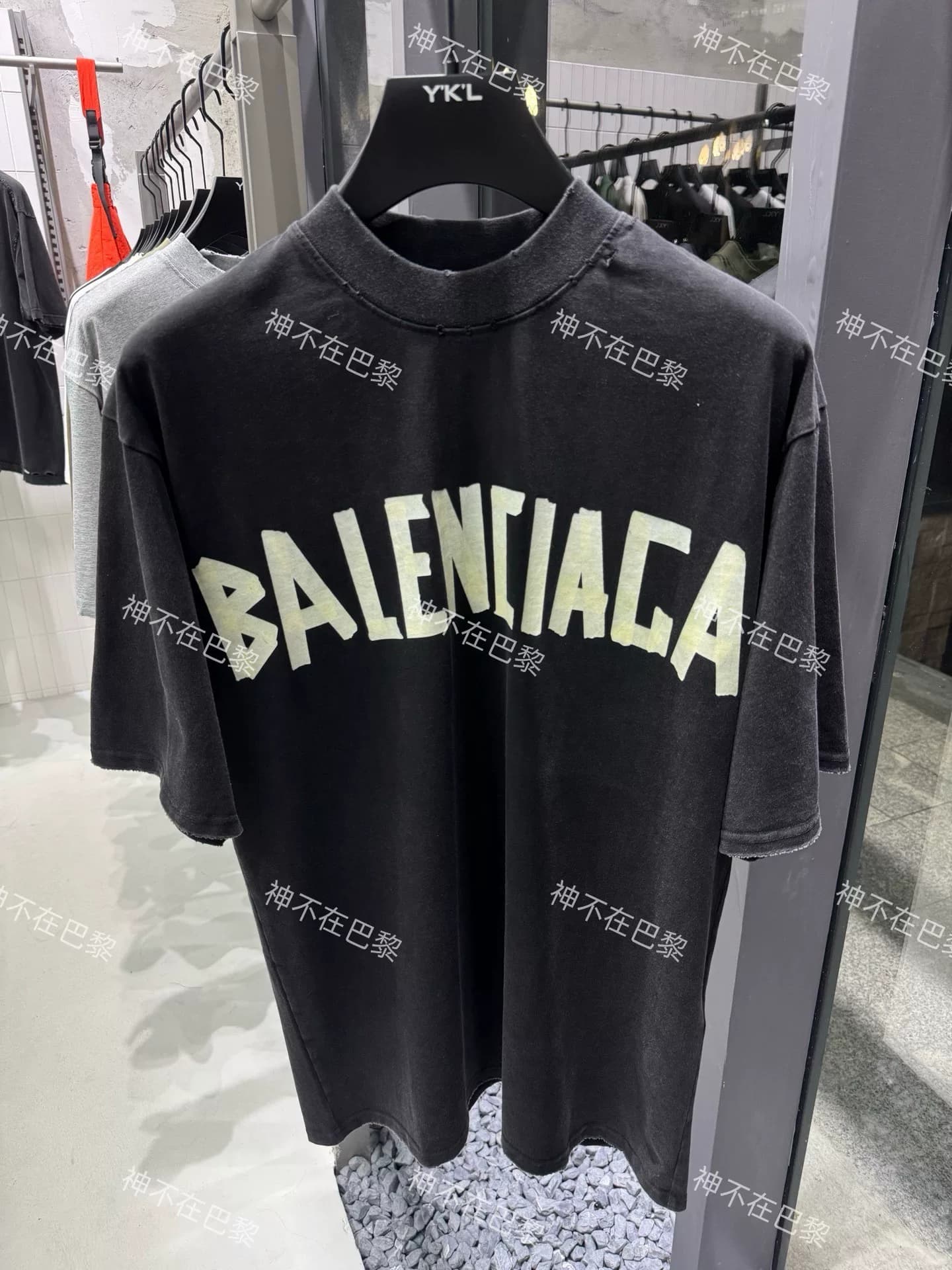 Модель с высоким разрешением от Balenciaga Balenciaga masking tape черного цвета, застиранная, потертая и поношенная с короткими рукавами