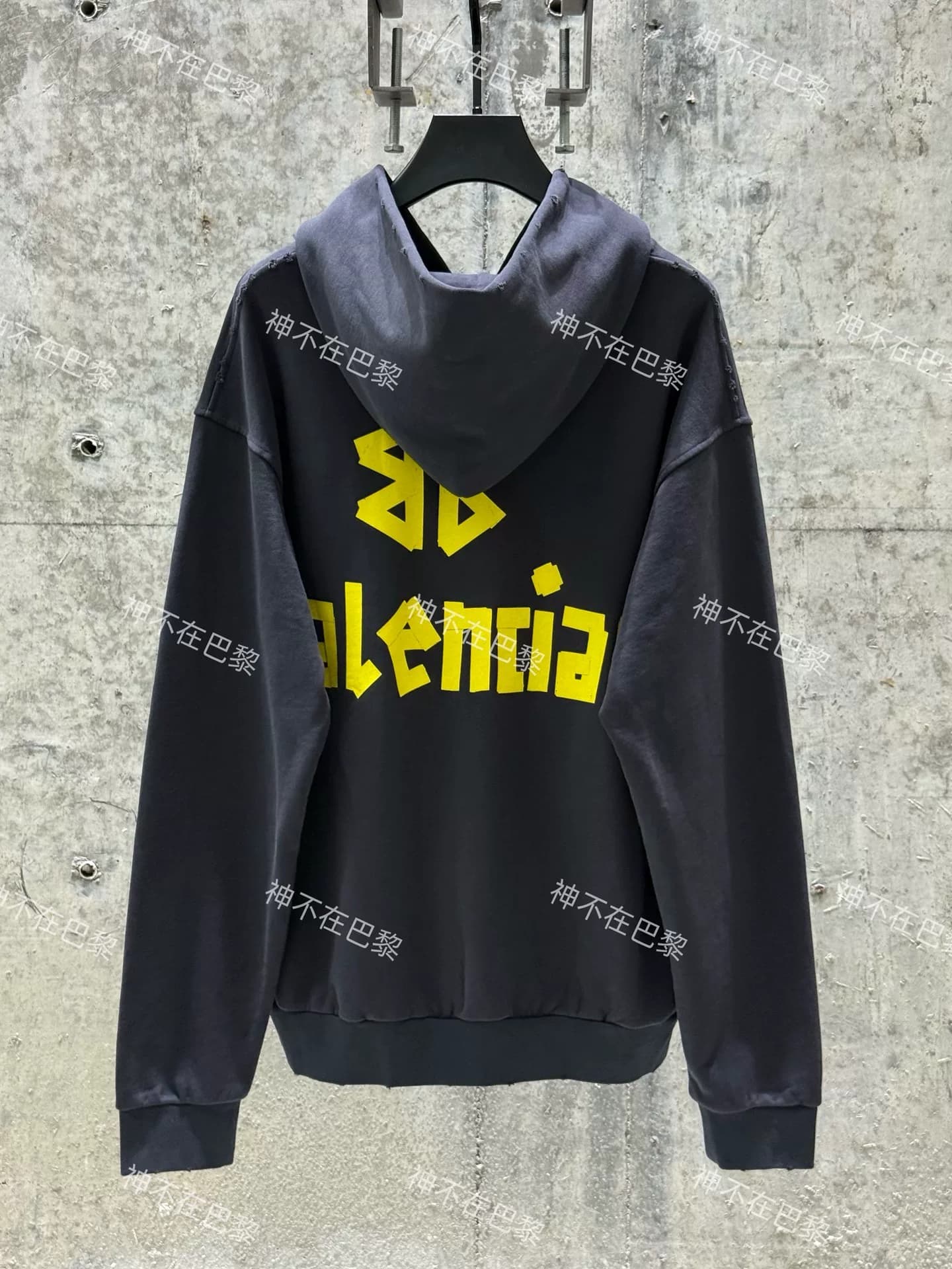 Модель Balenciaga с высоким разрешением, классический свитер Balenciaga с капюшоном из желтой ленты, куртка на молнии
