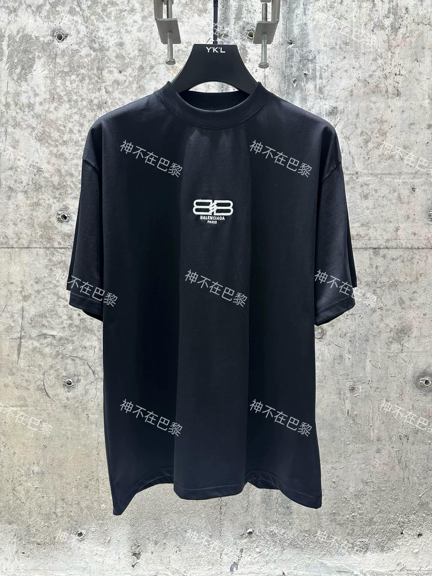 Футболка с короткими рукавами и вышитым логотипом Balenciaga Balenciaga BB lock, выполненная в высоком разрешении.