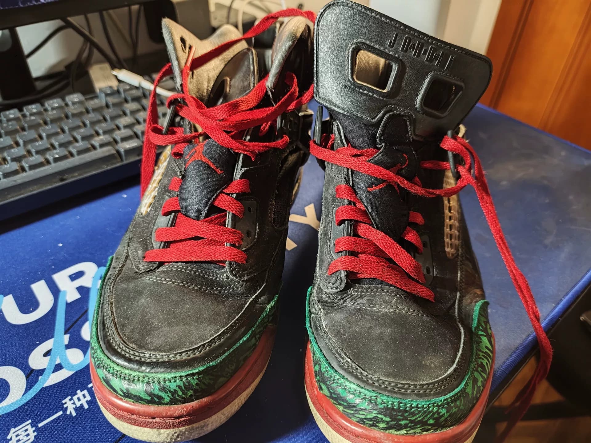 Баскетбольные кроссовки Nike Air Jordan Spizike в черной, красной и зеленой цветовой гамме,
