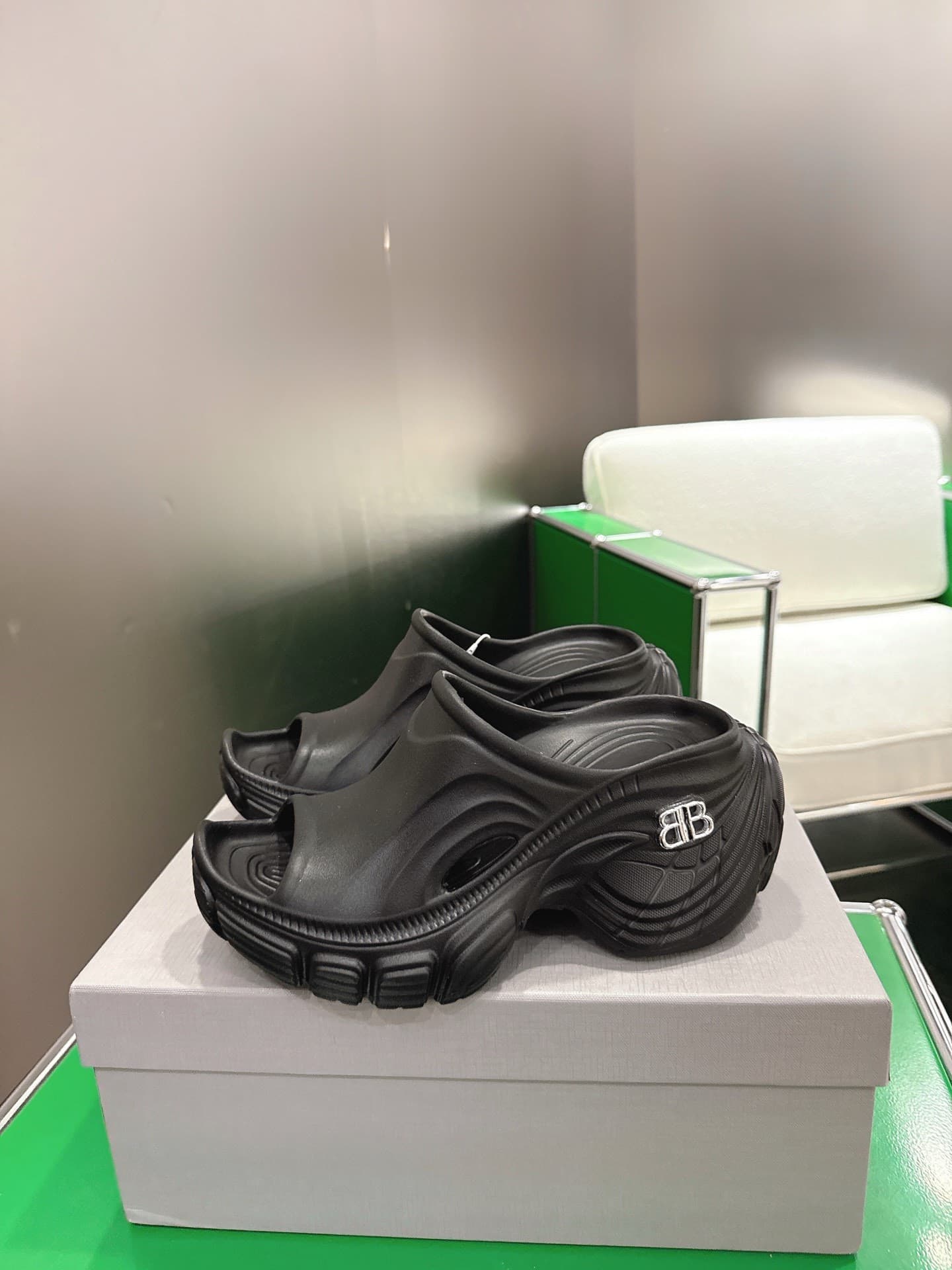 Однотонные тапочки Balenciaga от Balenciaga на толстой подошве, абсолютно новые, в оригинальной коробке, черные/