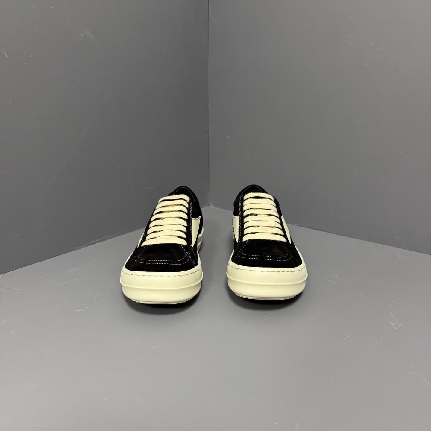 RICK OWENS Черные замшевые кроссовки Rick OWENS, классическая черно-белая цветовая гамма, низкие