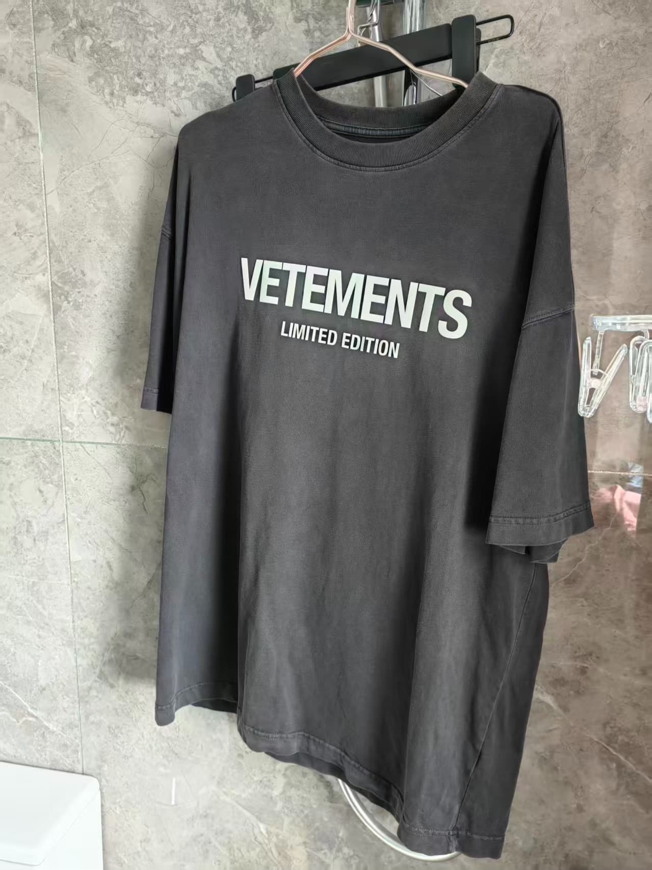 Лимитированная серия черной футболки Vetements с короткими рукавами и крупным логотипом на груди, чистая