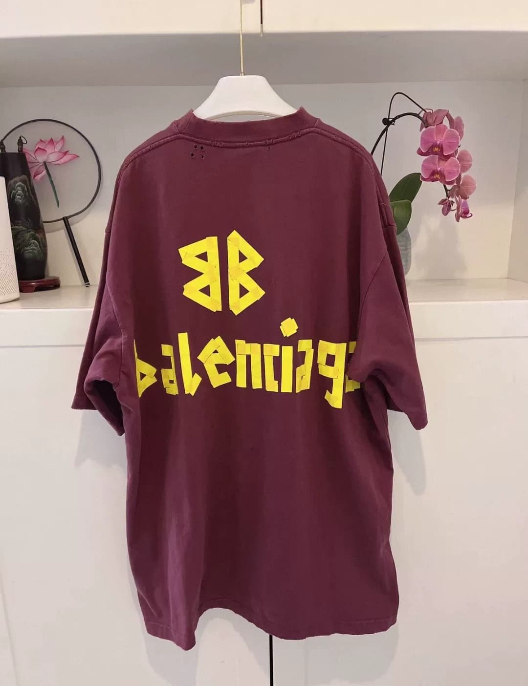 Потертая футболка Balenciaga Balenciaga бордового цвета с принтом в виде ленты