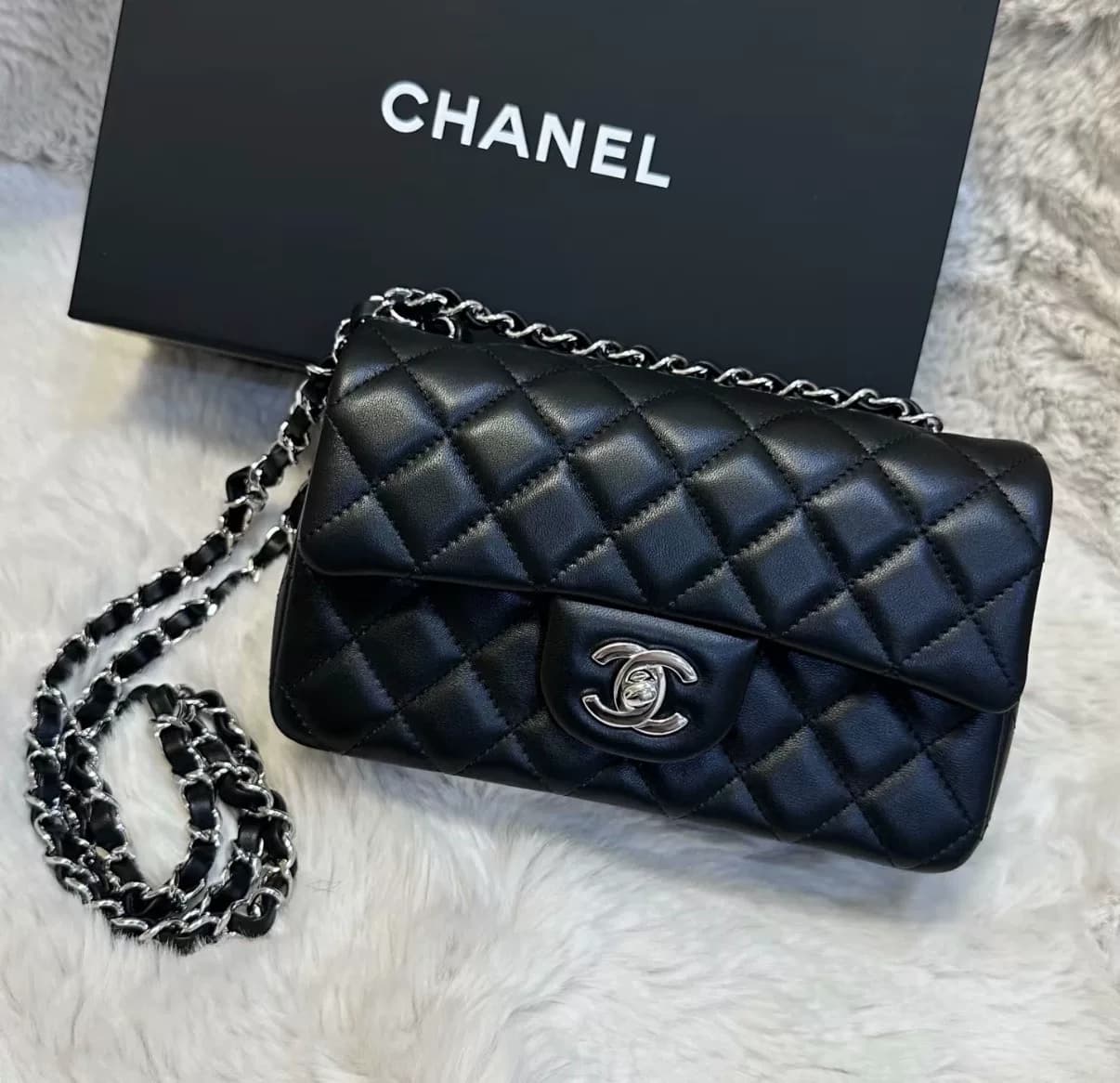 26 открытая сумка Chanel Chanel CF big mini из овчины черного цвета с серебряной цепочкой, классический бриллиант