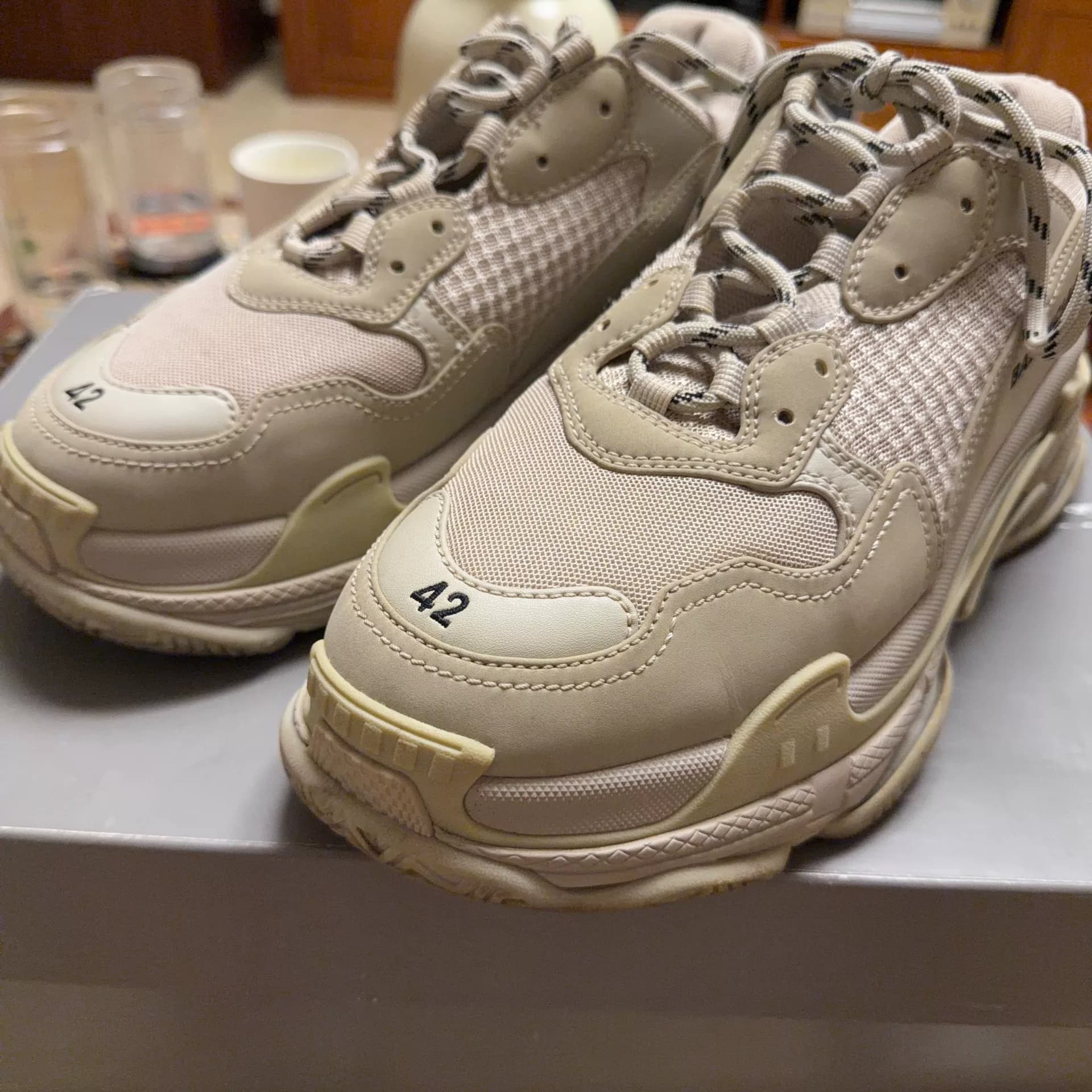 Почти совершенно новые, только с одной цифрой - белые туфли Balenciaga Triple S от daddy