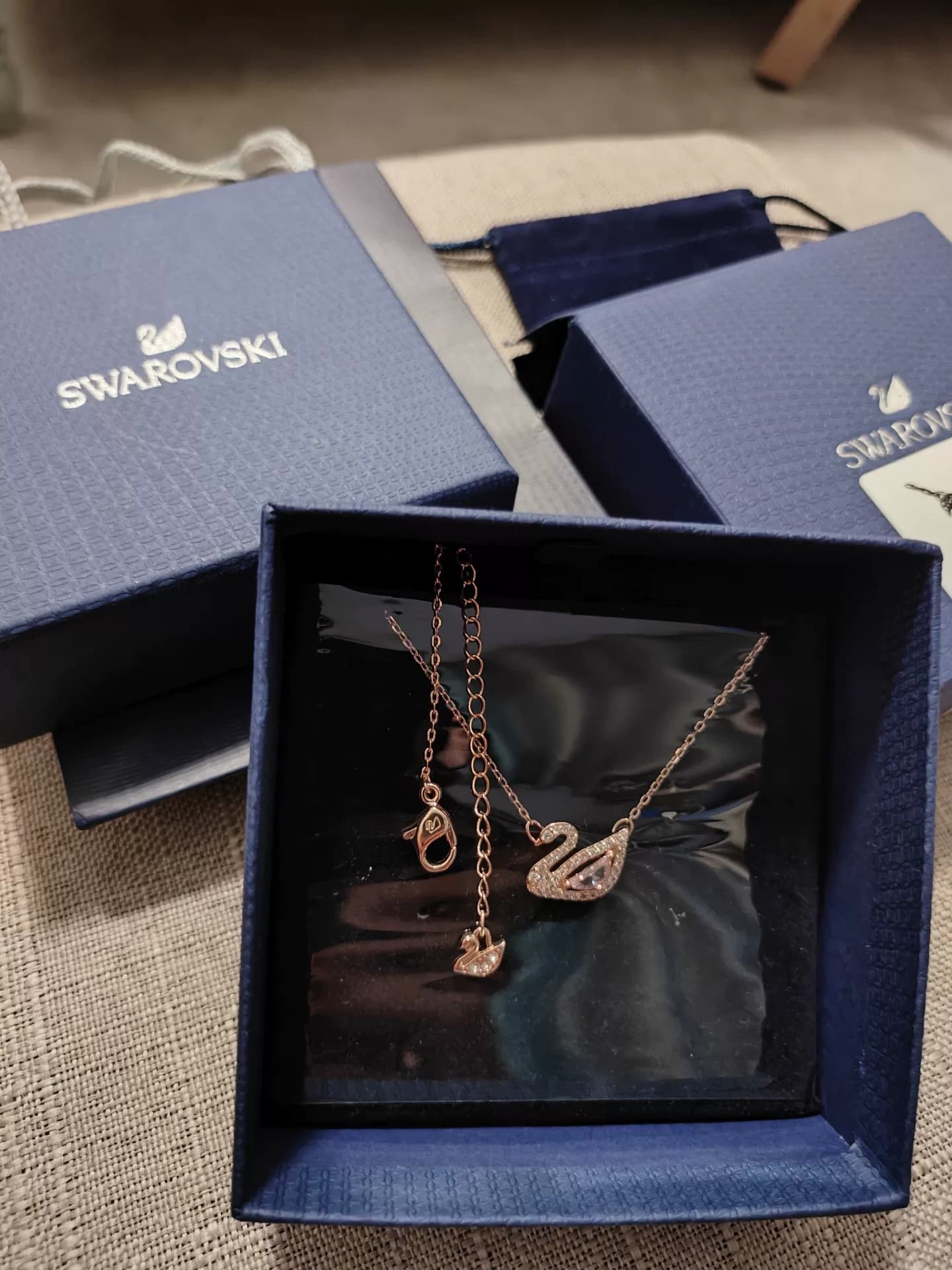 Два ожерелья Swarovski pink swan доставляются бесплатно. Если вы покупаете их на официальном сайте, вы можете предоставить информацию о покупке.