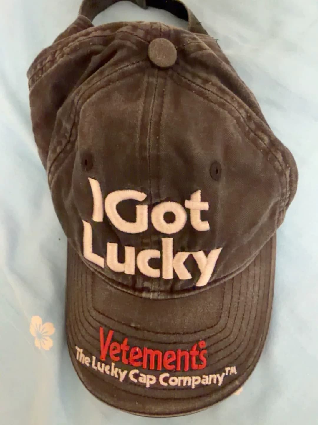 Vetements 22FW выстиранная серая вышитая шапочка с солнцезащитным козырьком и длинными полями lucky“