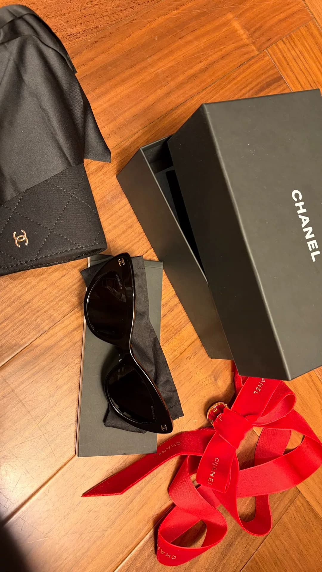 Обратите внимание на совершенно новые лимитированные солнцезащитные очки Chanel 26S в том же стиле, что и у Дженни