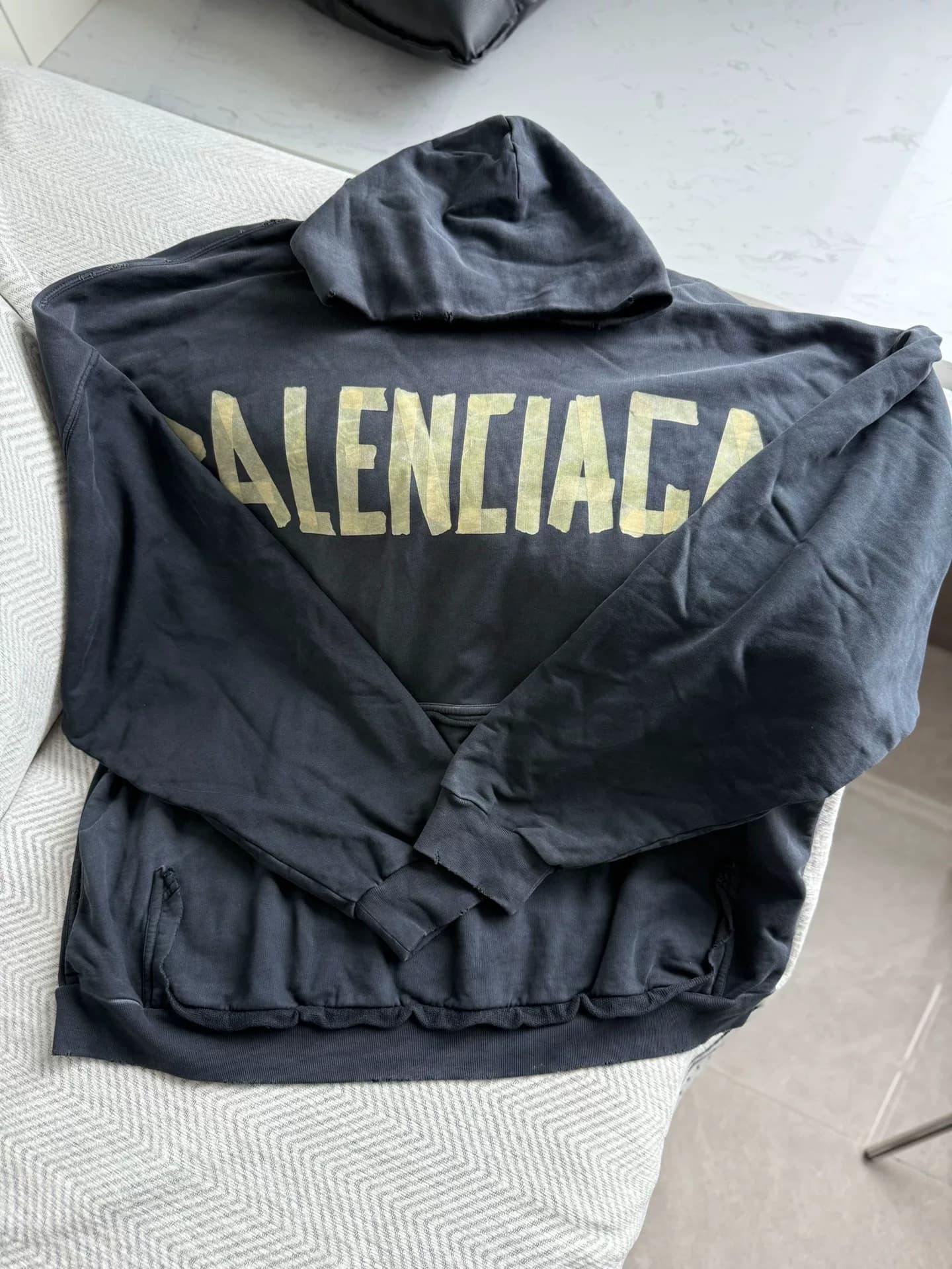 Balenciaga Парижская коллекция худи с эффектом потертости и декоративной клейкой ленты