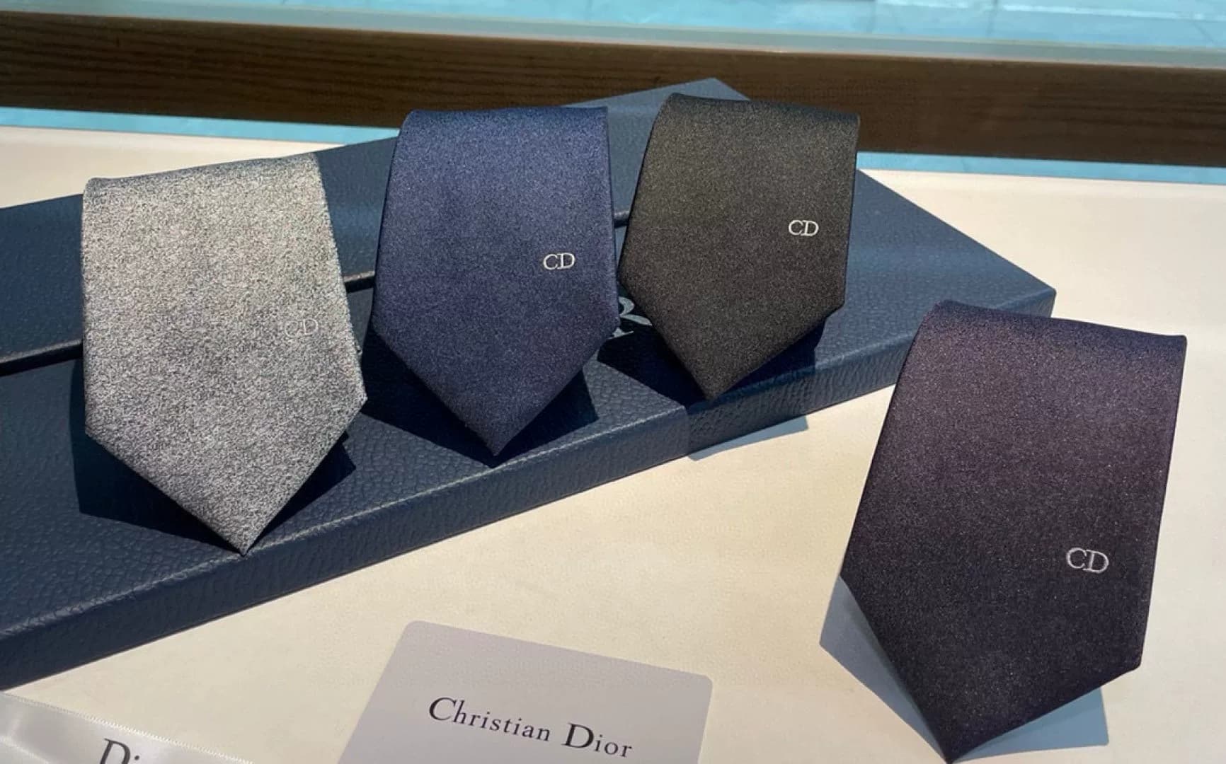 Dior Мужской галстук Dior, абсолютно новый, с биркой и оригинальной упаковкой, классический цвет, изысканное качество изготовления
