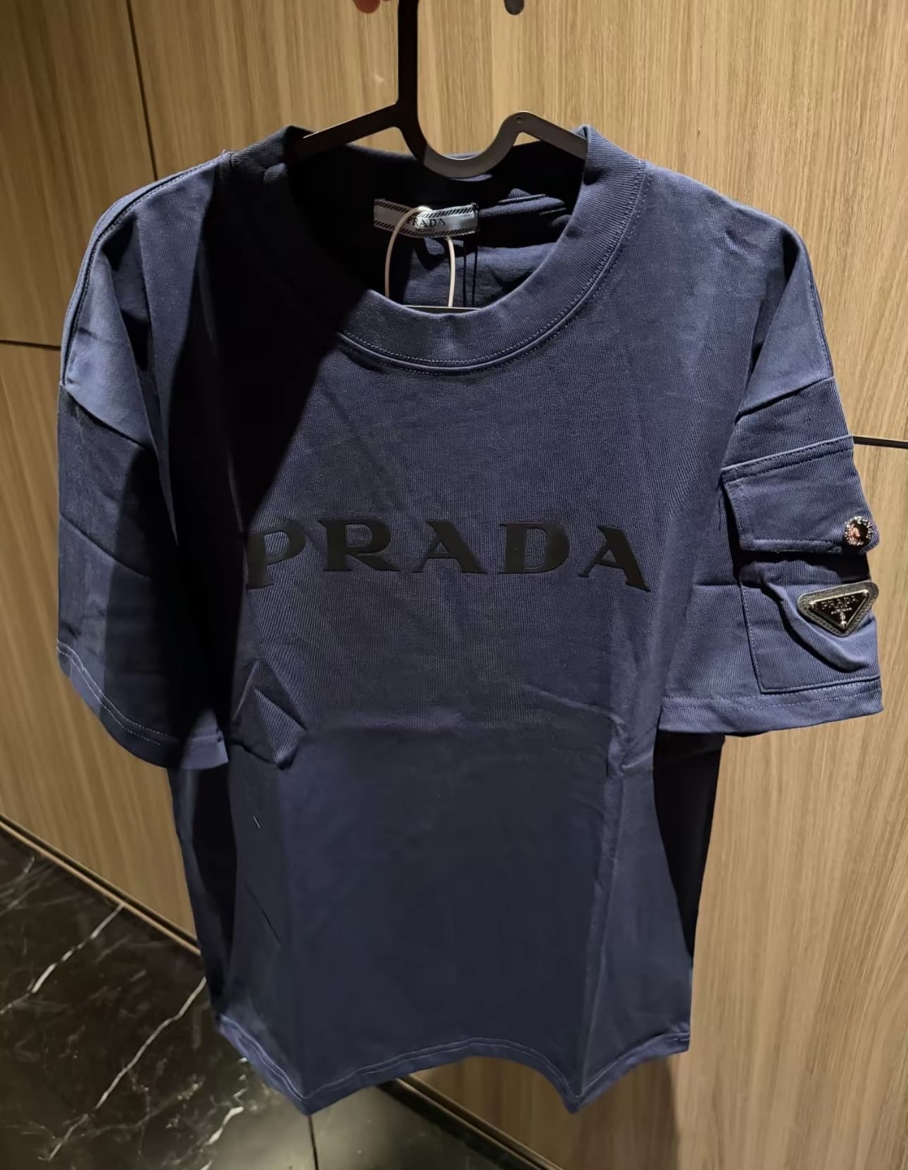 Новый размер с короткими рукавами от Prada, на последнем фото, три цвета: черный, белый и синий