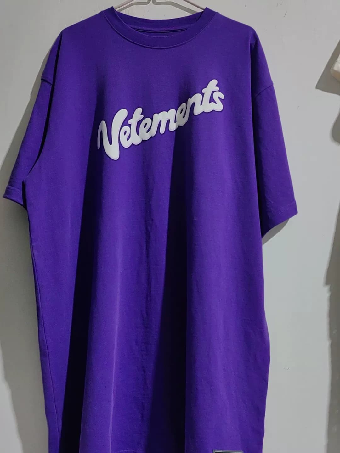Совершенно новую фиолетовую футболку Vetements с короткими рукавами можно носить весом до 200 кг.