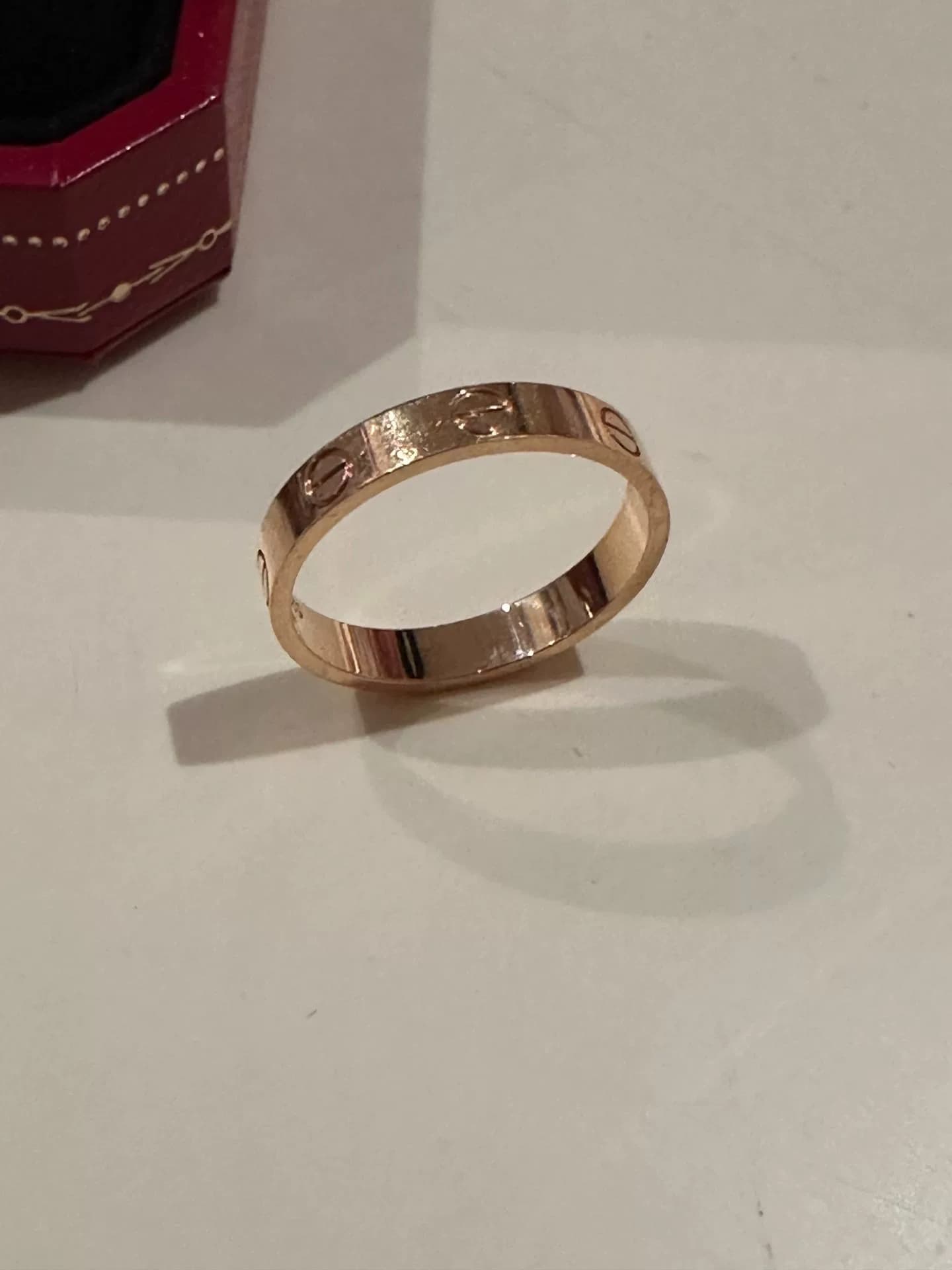 Почти новое кольцо Cartier серии Cartier Love, розовое золото 18 карат, узкое