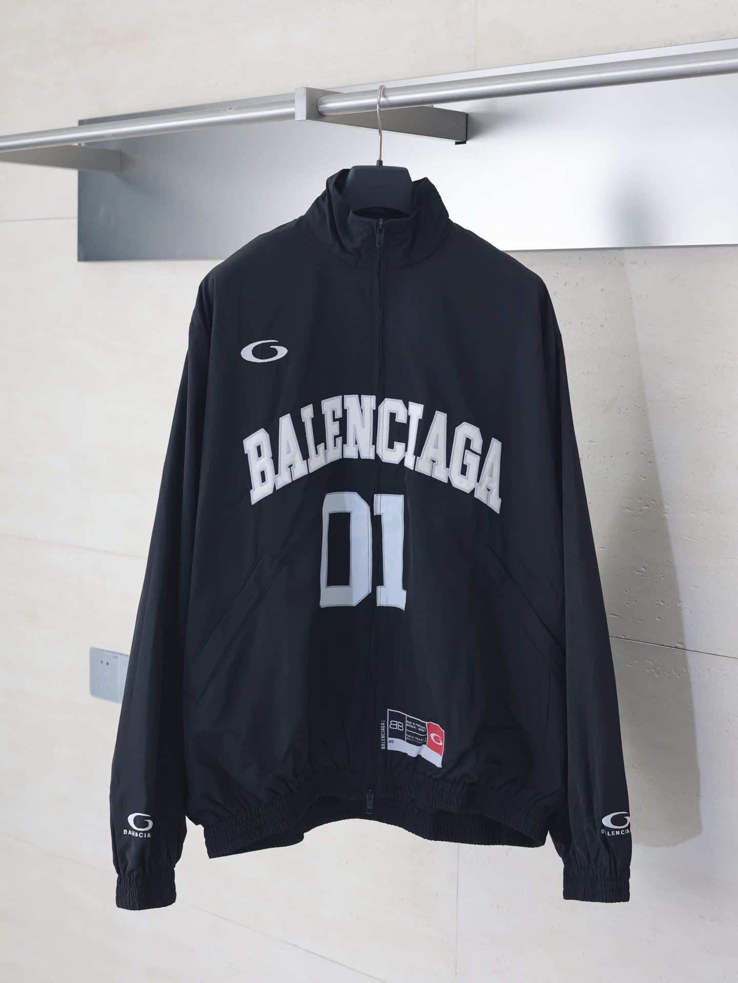 Balenciaga Paris 01 с вышитыми футбольными буквами в высоком разрешении.