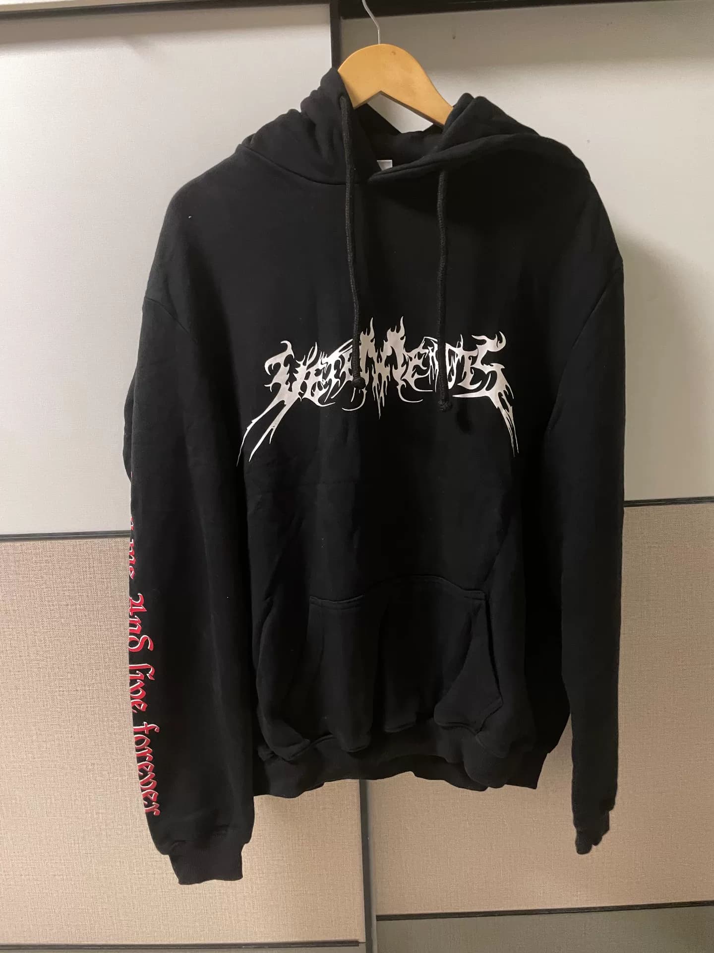 черный свитер с пятиконечной звездой от vetements