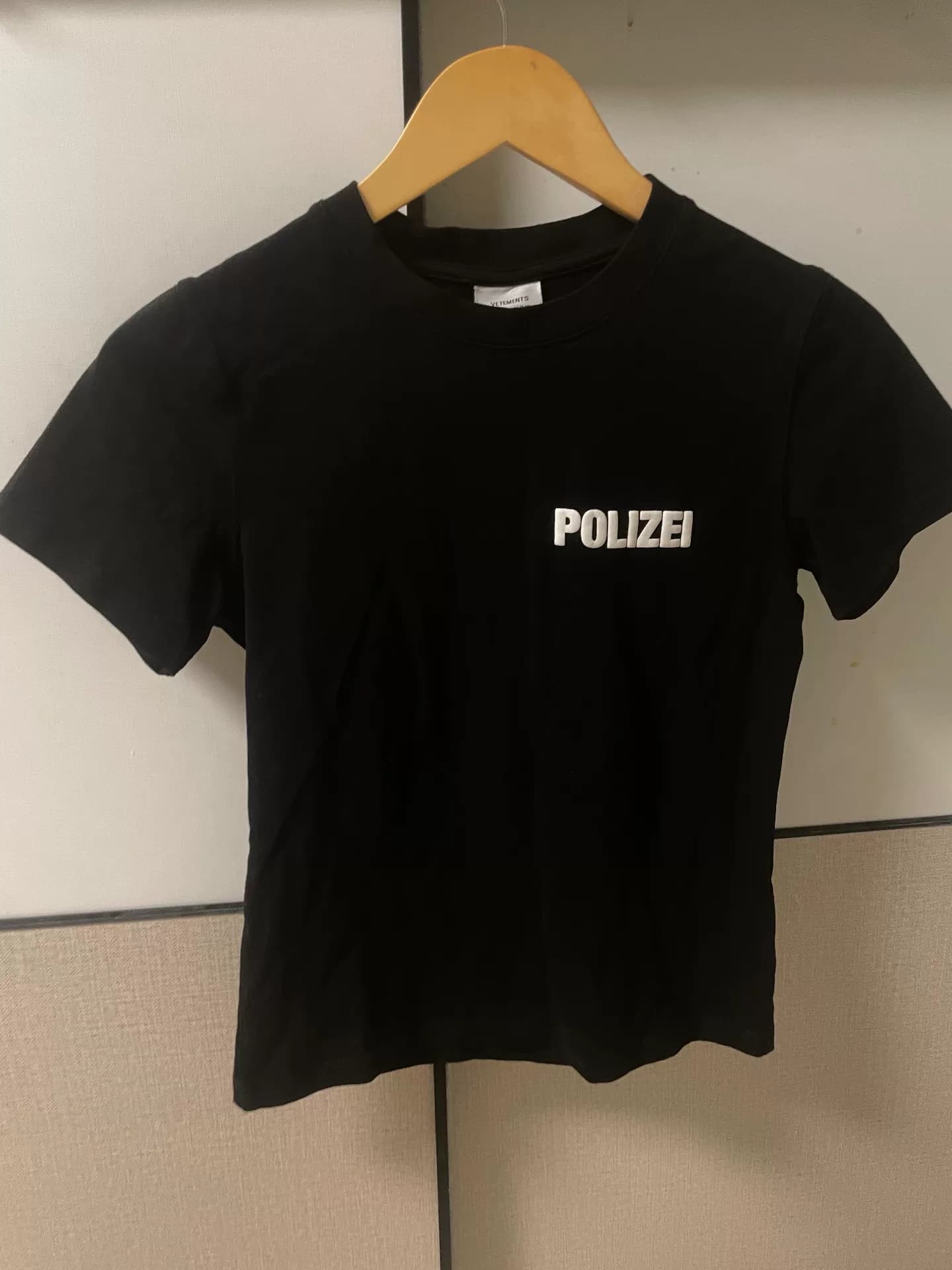 Черная футболка с надписью Vetements