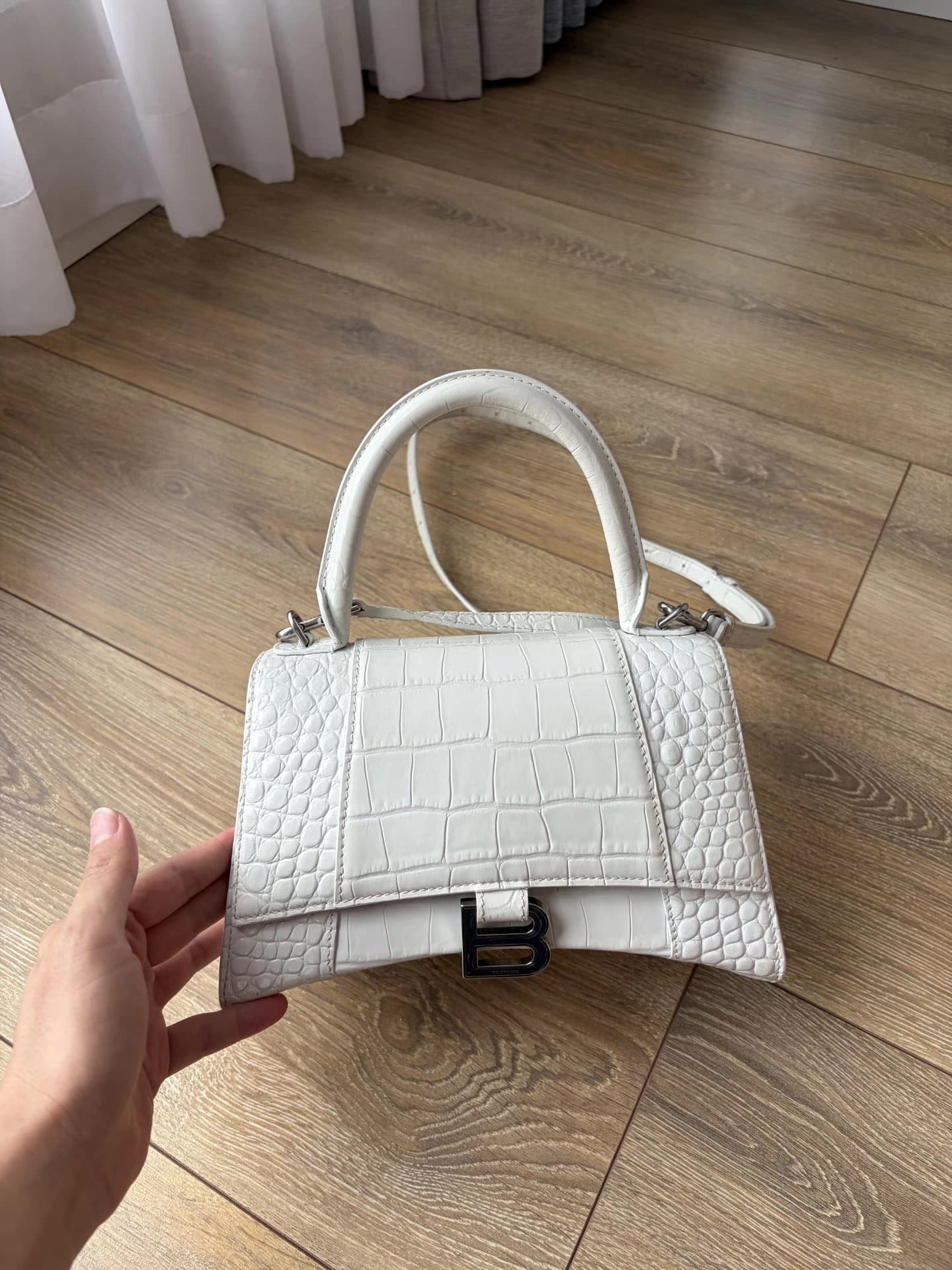 Balenciaga Белая сумка в форме песочных часов с крокодиловым узором Balenciaga Размер S Серебристый B