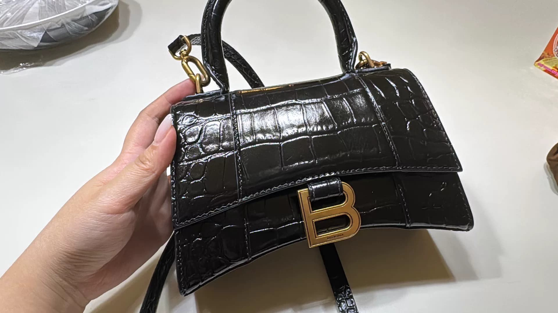 Песочные часы Balenciaga xs из воловьей кожи с узором "крокодил" черного и золотого цветов