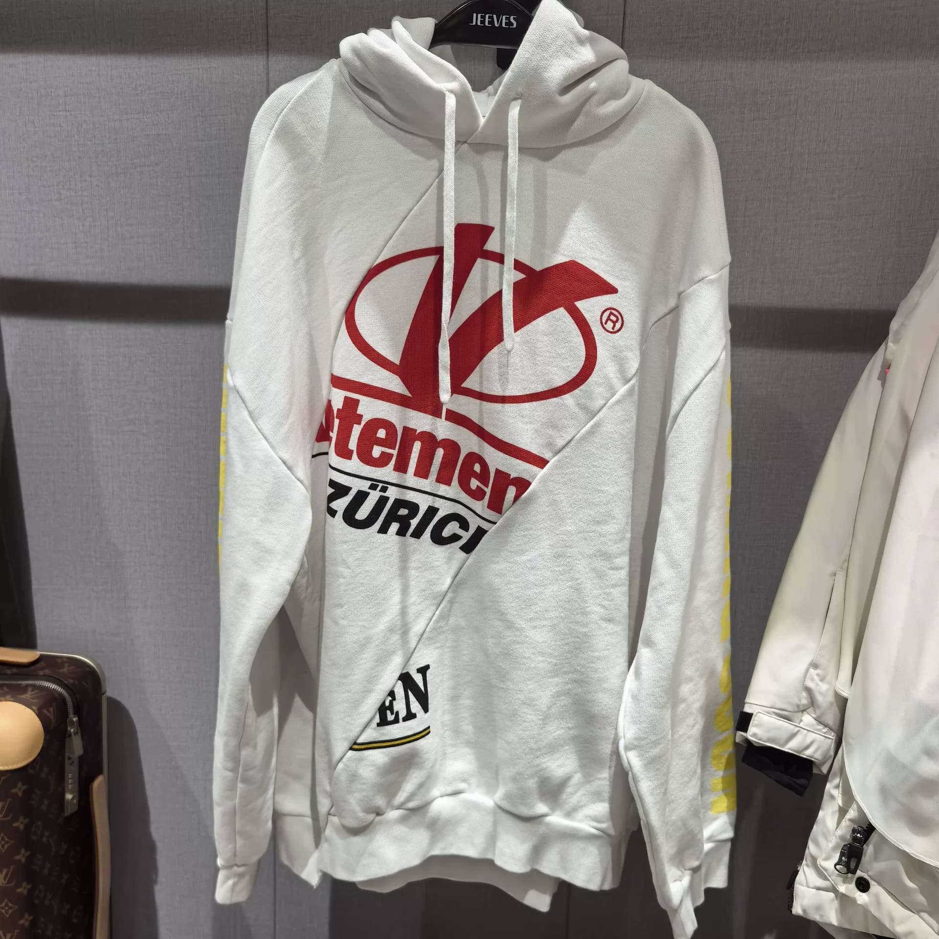 белый мужской свитер vetements, фасон оверсайз, высокая цена для широкой публики