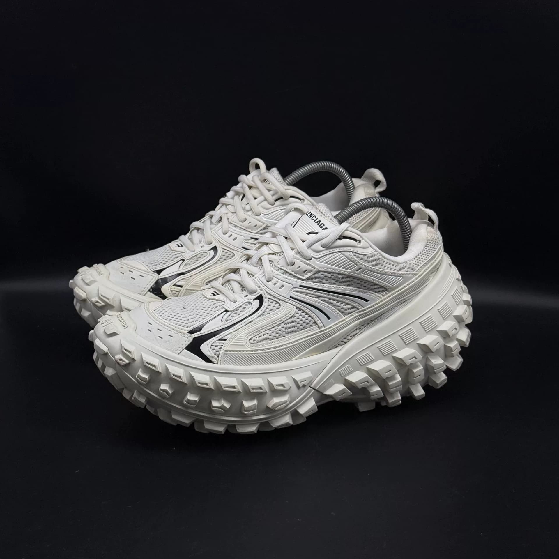 Кроссовки Balenciaga на толстой подошве в стиле ретро с потертостями от Balenciaga Defender