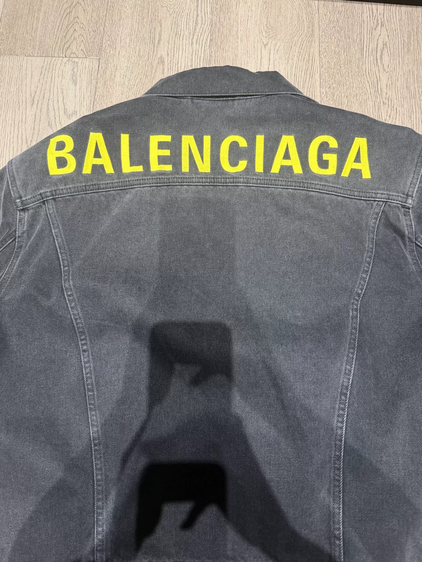 Персональный бренд Balenciaga с вышитым логотипом Balenciaga на спине