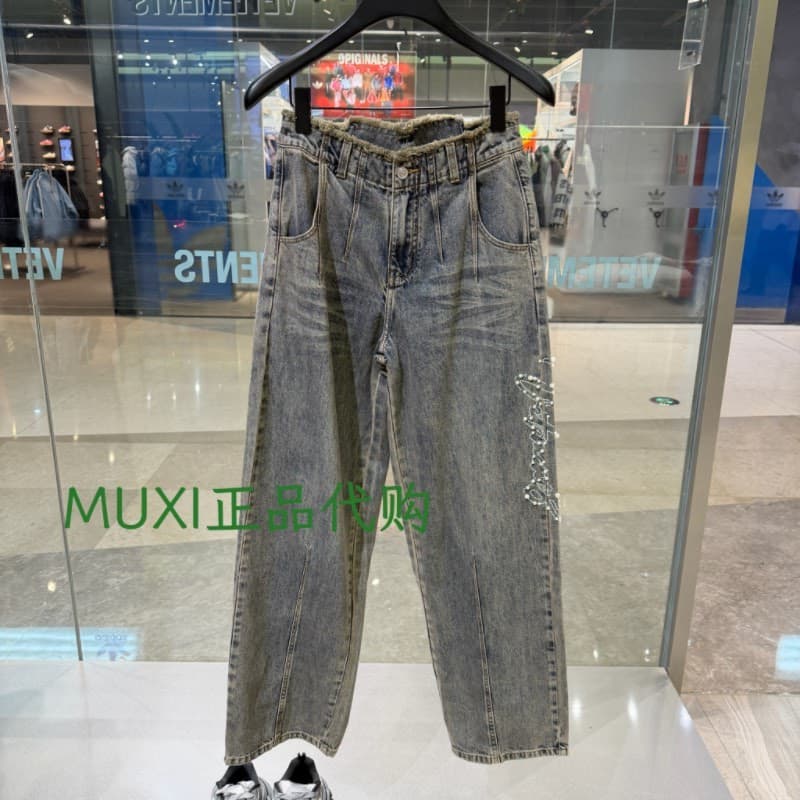 Прилавок VETEMENTS Witt Meng из натуральной коровьей кожи в стиле ретро, весна 2026.