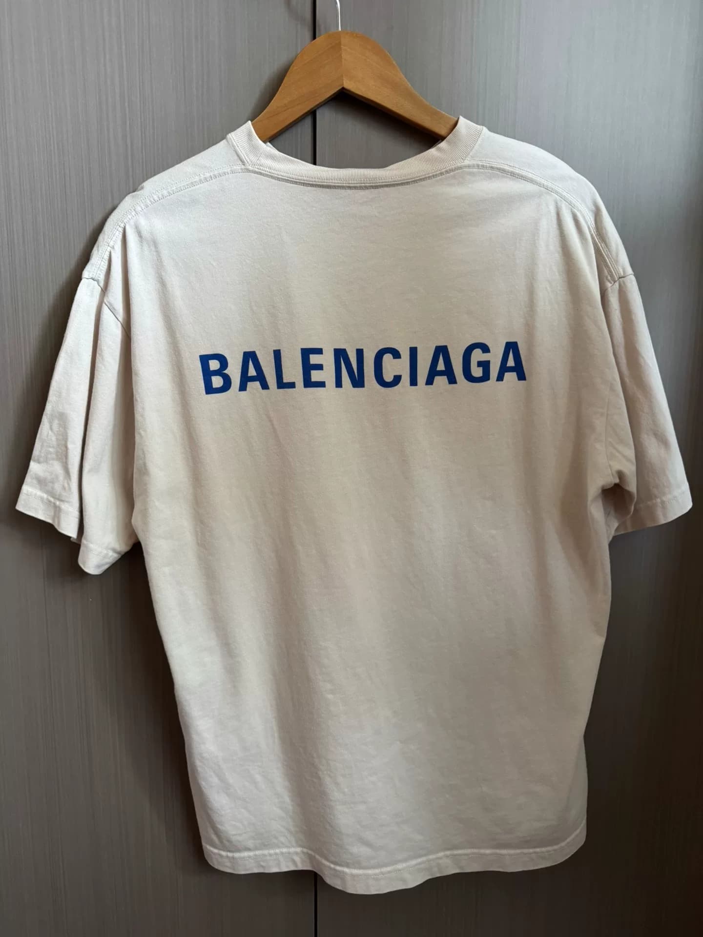 Футболка с короткими рукавами и буквенным логотипом Balenciaga из натуральной кожи бежевого цвета