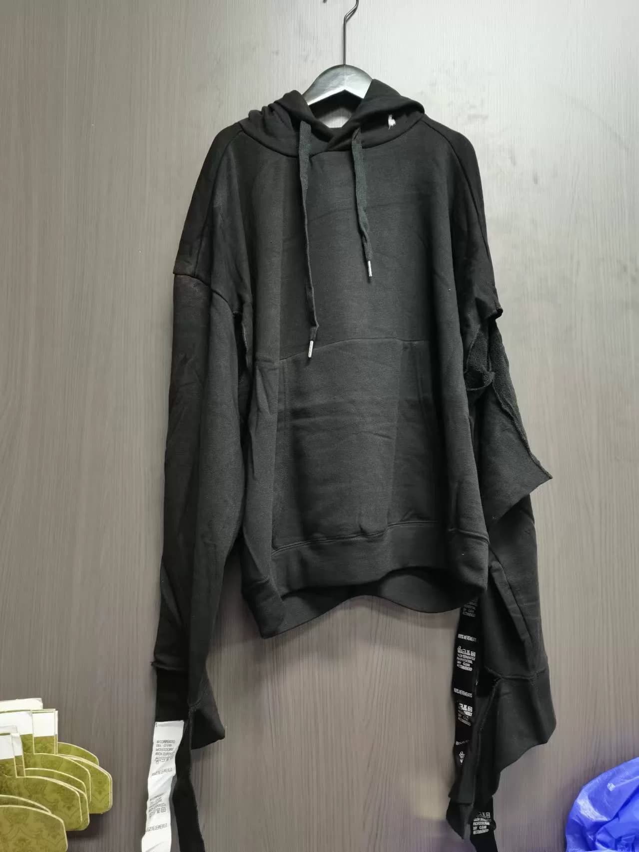 Черный свитер с капюшоном VETEMENTS