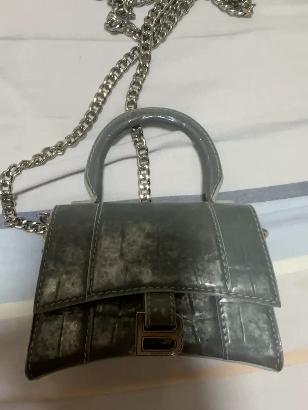 Сумка Balenciaga в виде песочных часов из натуральной кожи