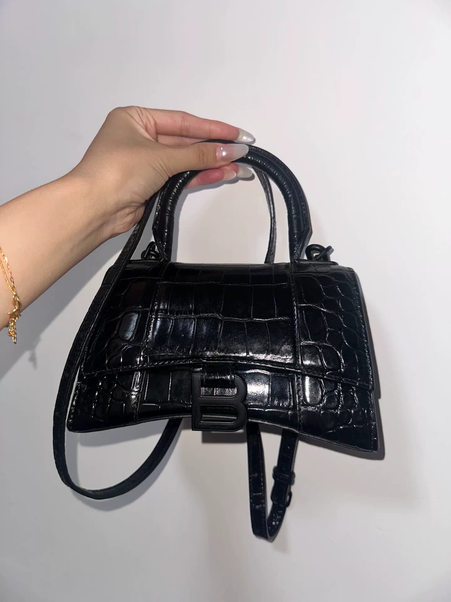 Сумка Balenciaga hourglass bag XS, черная с узором "крокодиловая кожа", жесткая форма сумки, яркая фурнитура, которая хорошо сохранилась.