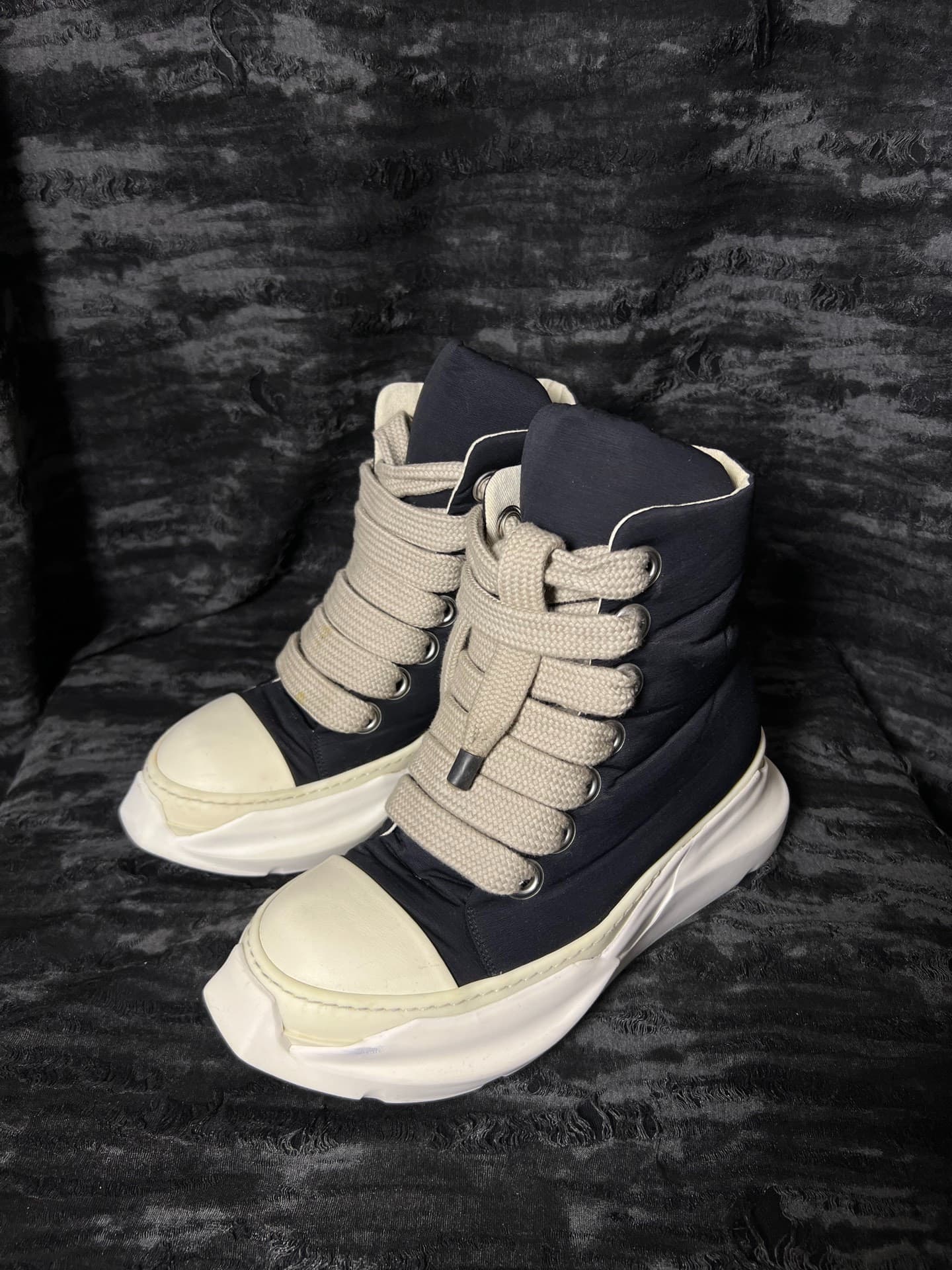ботинки Rick owens 24FW на толстых шнурках и толстых резиновых подошвах.