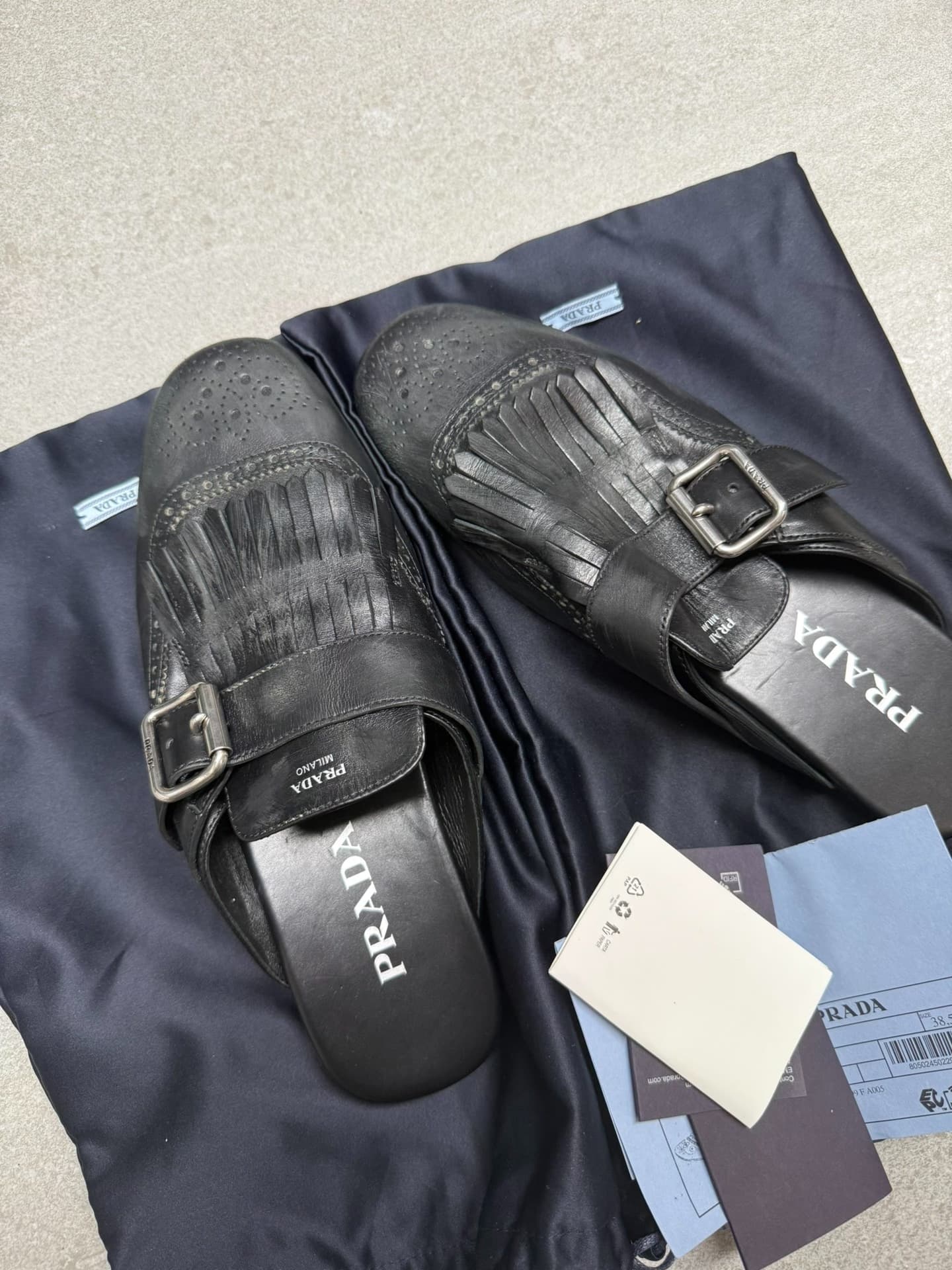 Prada Prada Shuffle Черная потертая пряжка с кисточкой и резьбой Meng