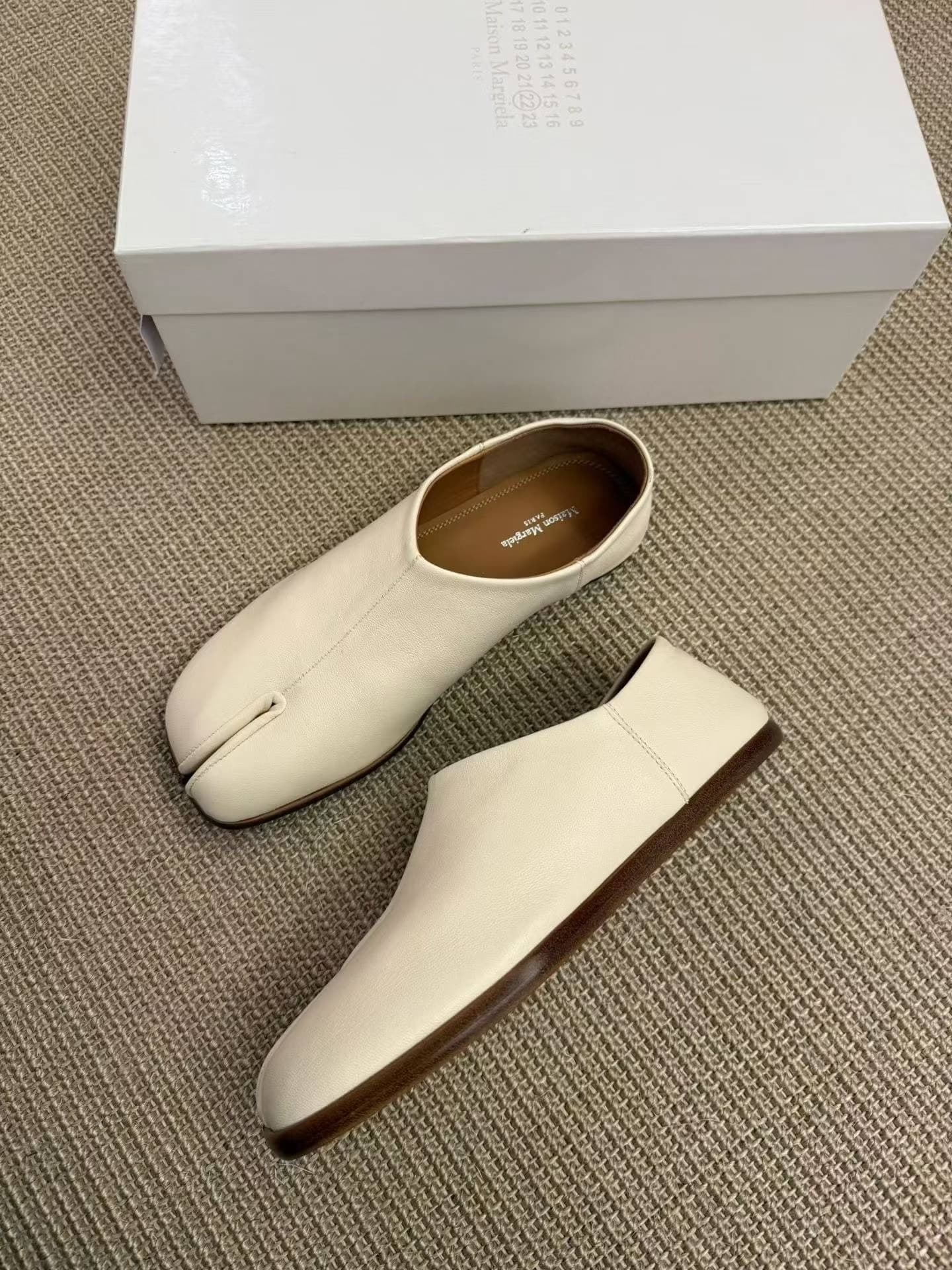 Maison Margiela Margiela из овчины молочно-белого цвета Tabi