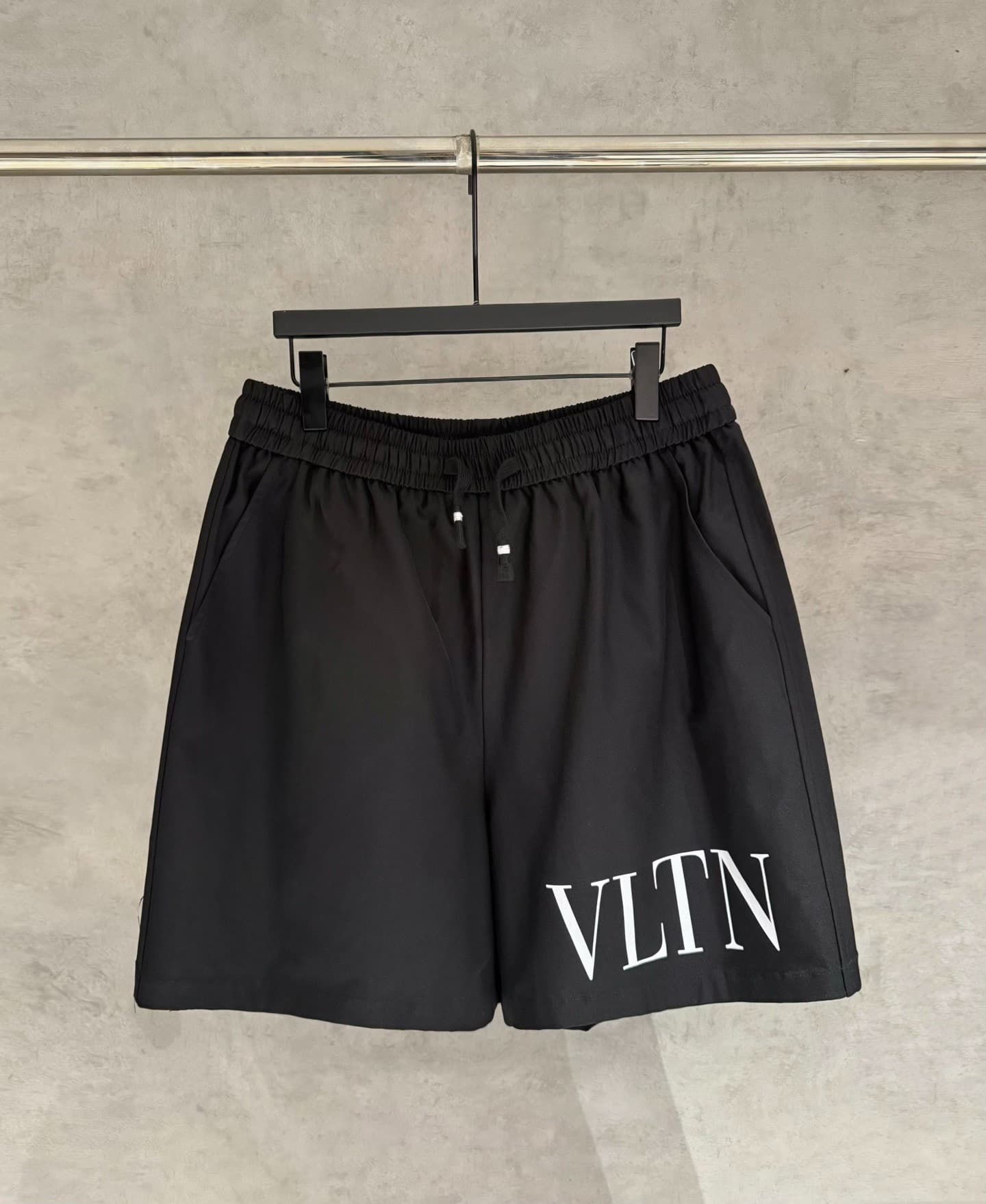 Valentino Мужские шорты Valentino, модный свободный фасон, очень удобные для ношения летом